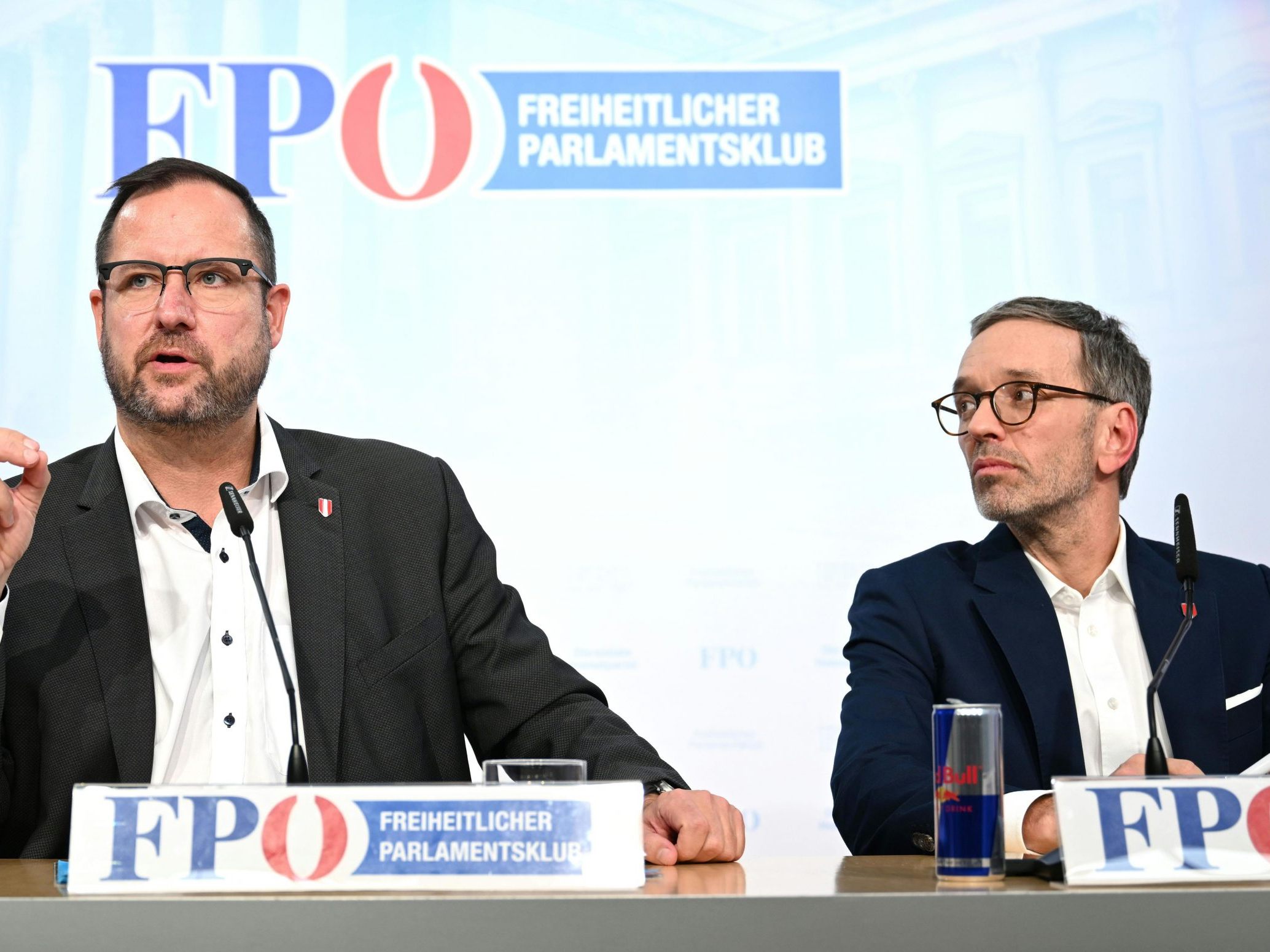 Hafenecker rechnet nach der NR-Wahl mit einer neuen Führung bei ÖVP und SPÖ. Hafenecker rechnet nach der NR-Wahl mit einer neuen Führung bei ÖVP und SPÖ.