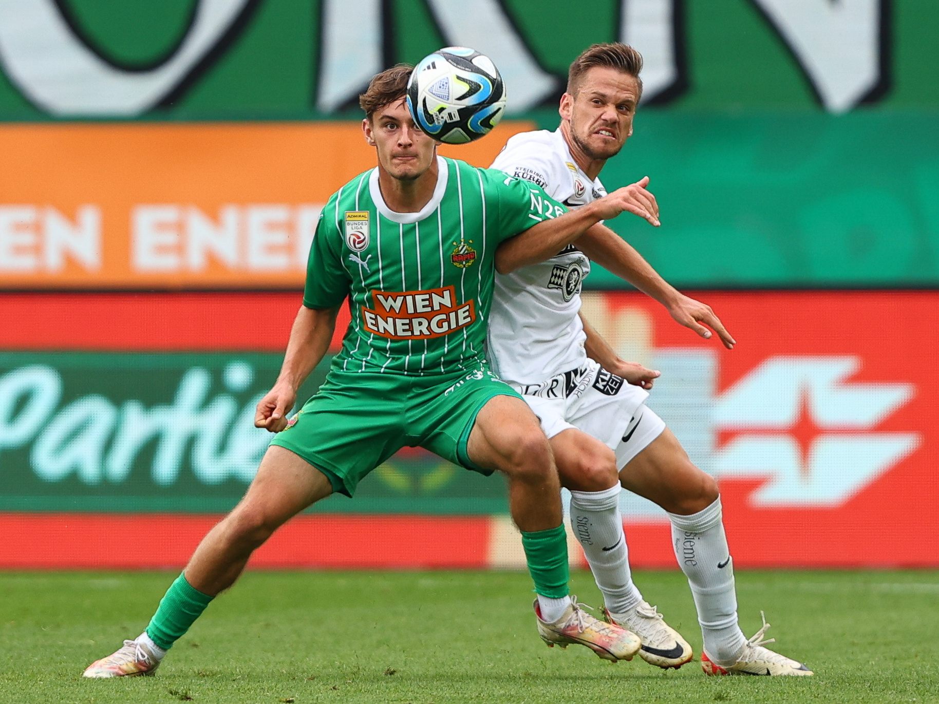 Moritz Oswald spielt weiter im Rapid-Trikot.