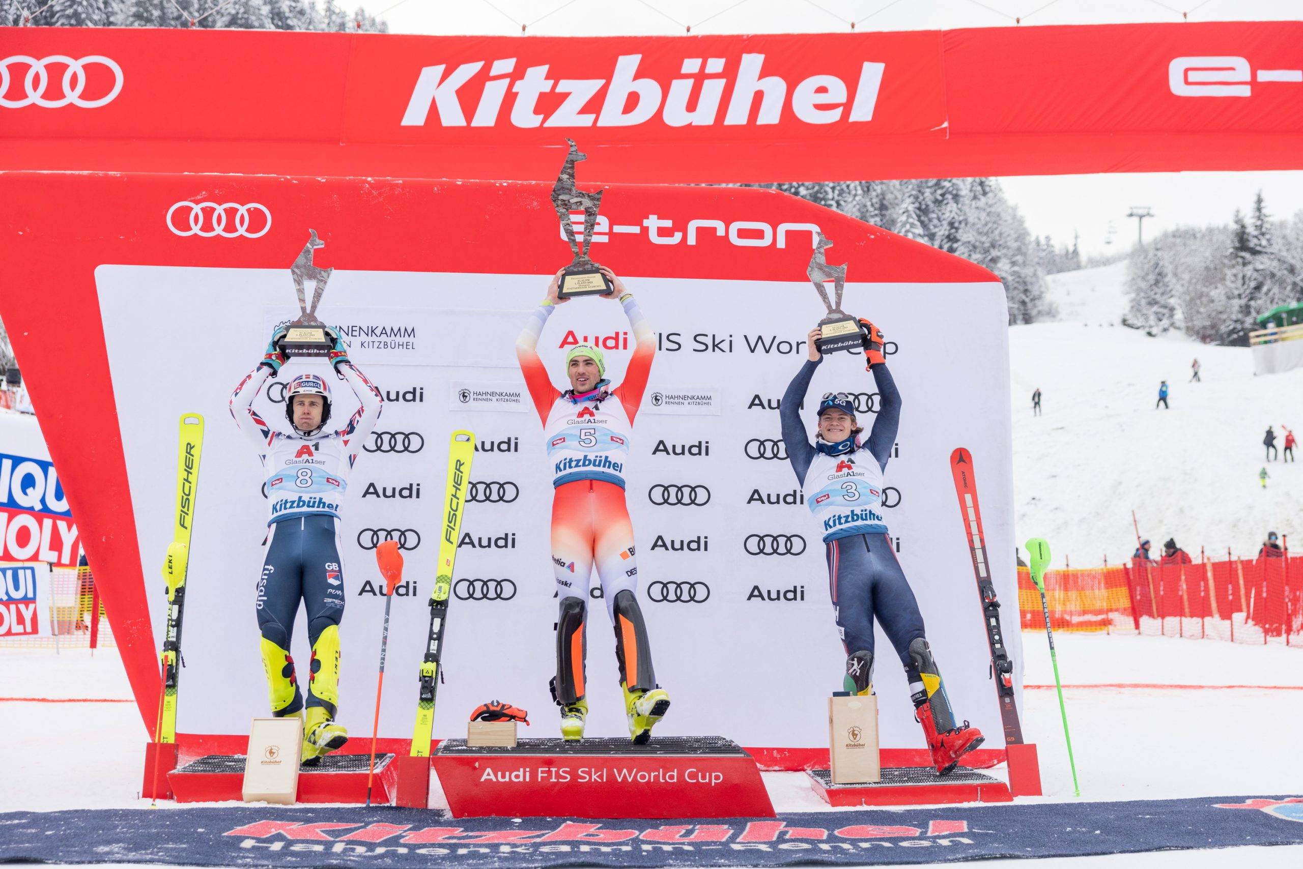 Dave Ryding (GBR, 2. Platz), Daniel Yule (SUI, 1. Platz), Lucas Braathen (NOR, 3. Platz) am Sonntag, 22. Jänner 2023, während der Siegerehrung nach dem Weltcup - Slalom der Männer, in Kitzbühel. Dave Ryding (GBR, 2. Platz), Daniel Yule (SUI, 1. Platz), Lucas Braathen (NOR, 3. Platz) am Sonntag, 22. Jänner 2023, während der Siegerehrung nach dem Weltcup - Slalom der Männer, in Kitzbühel.