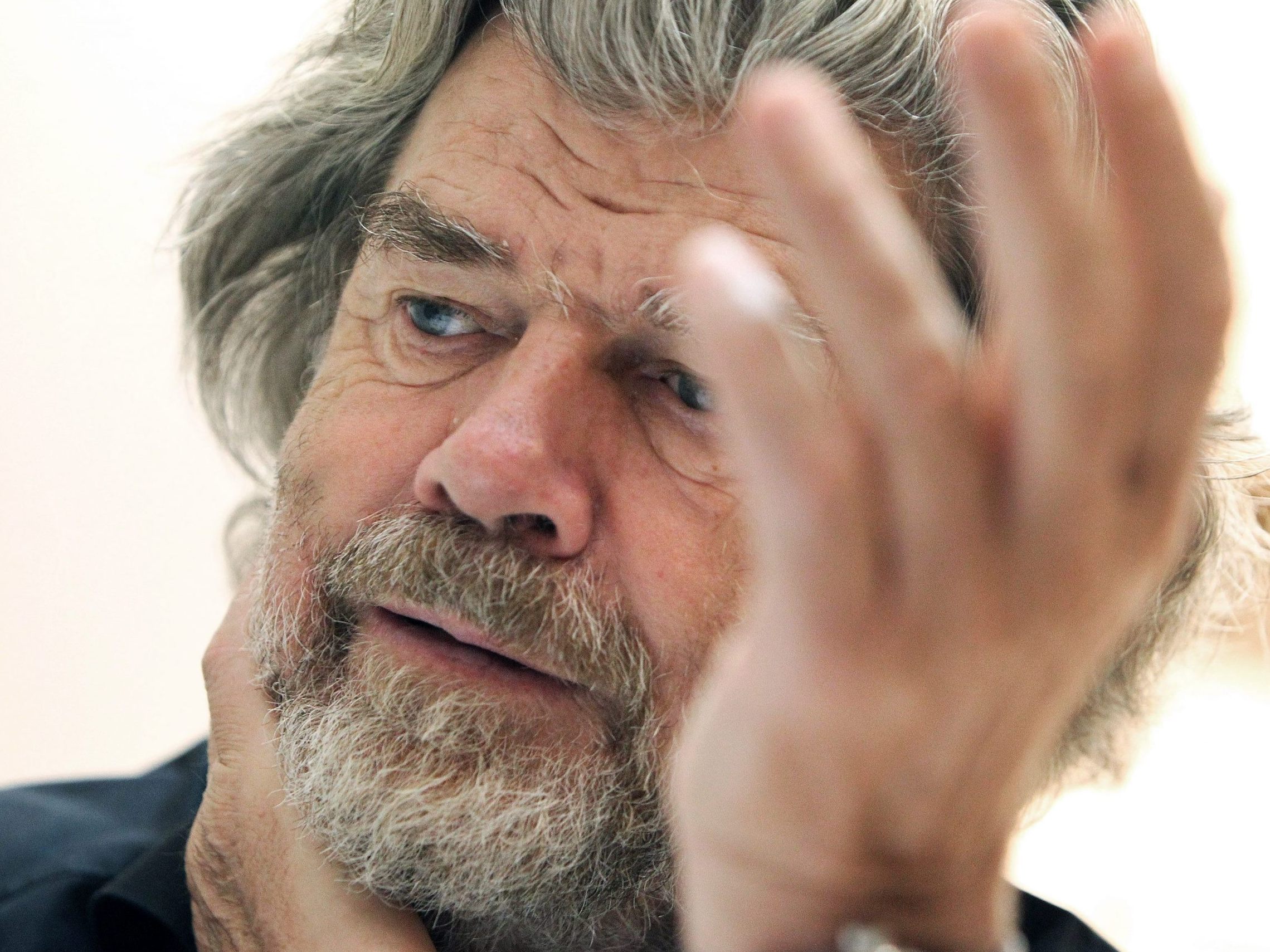 Messner gibt nach beunruhigendem Instagram-Eintrag Entwarnung. Messner gibt nach beunruhigendem Instagram-Eintrag Entwarnung.