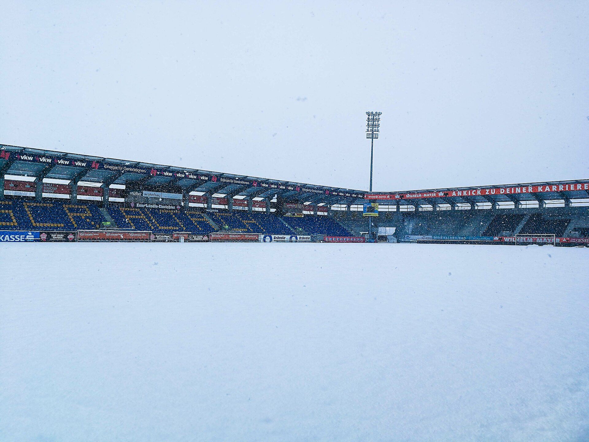 Der Schnee am Spielfeld im Altacher Stadion macht ein Spiel am morgigen Sonntag unmöglich. Der Schnee am Spielfeld im Altacher Stadion macht ein Spiel am morgigen Sonntag unmöglich.