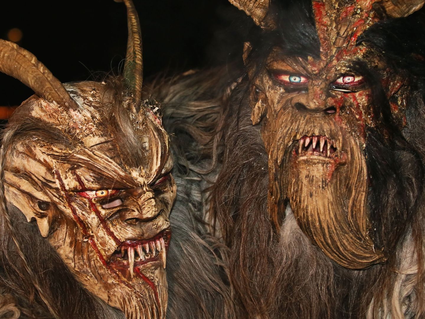 Der 43-Jähriger schlug auf die Holzmasken der Krampusse ein und beschädigte diese. Der 43-Jähriger schlug auf die Holzmasken der Krampusse ein und beschädigte diese.