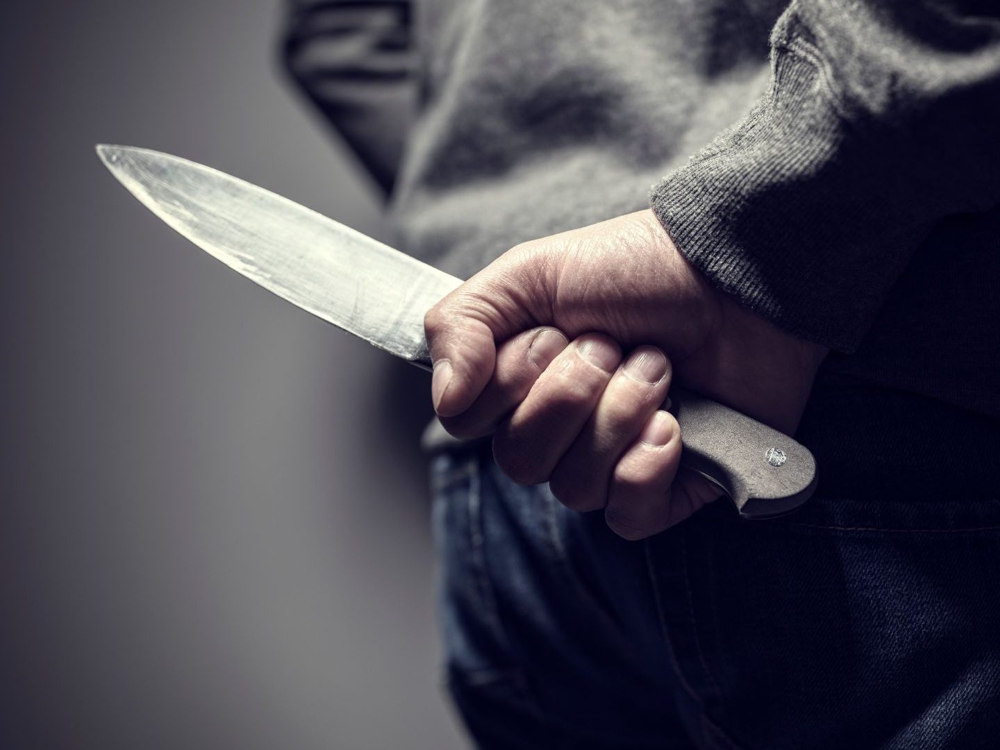 Ein 36-Jähriger ging mit einem Messer auf zwei Männer los.
