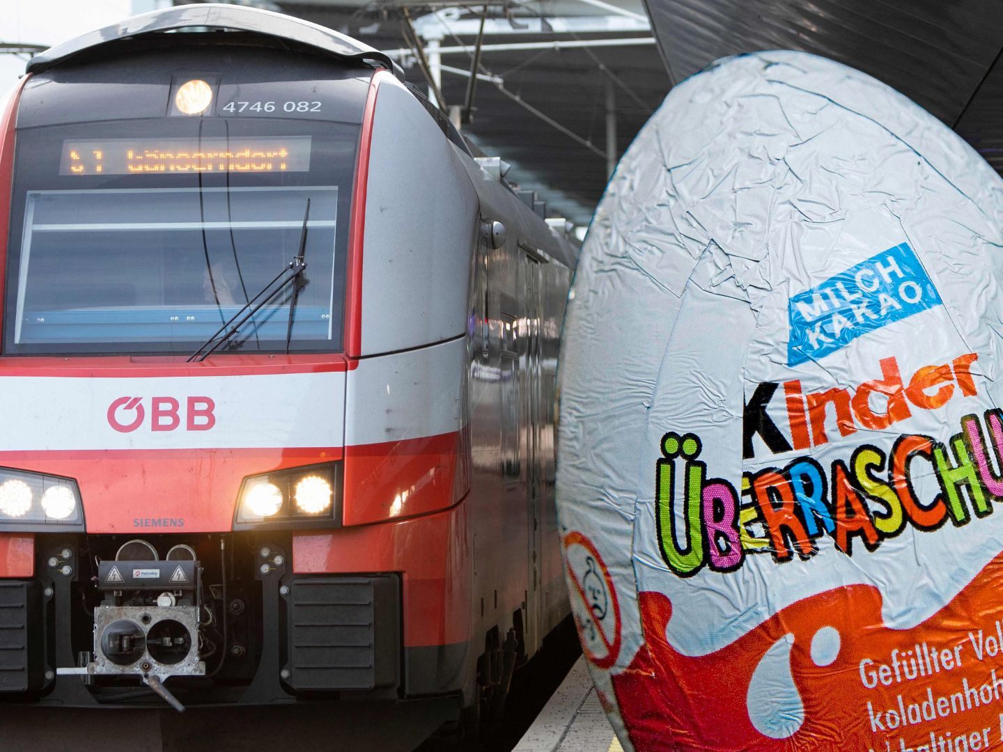 Der Schaffner spricht vom Zug als "Überraschungsei".