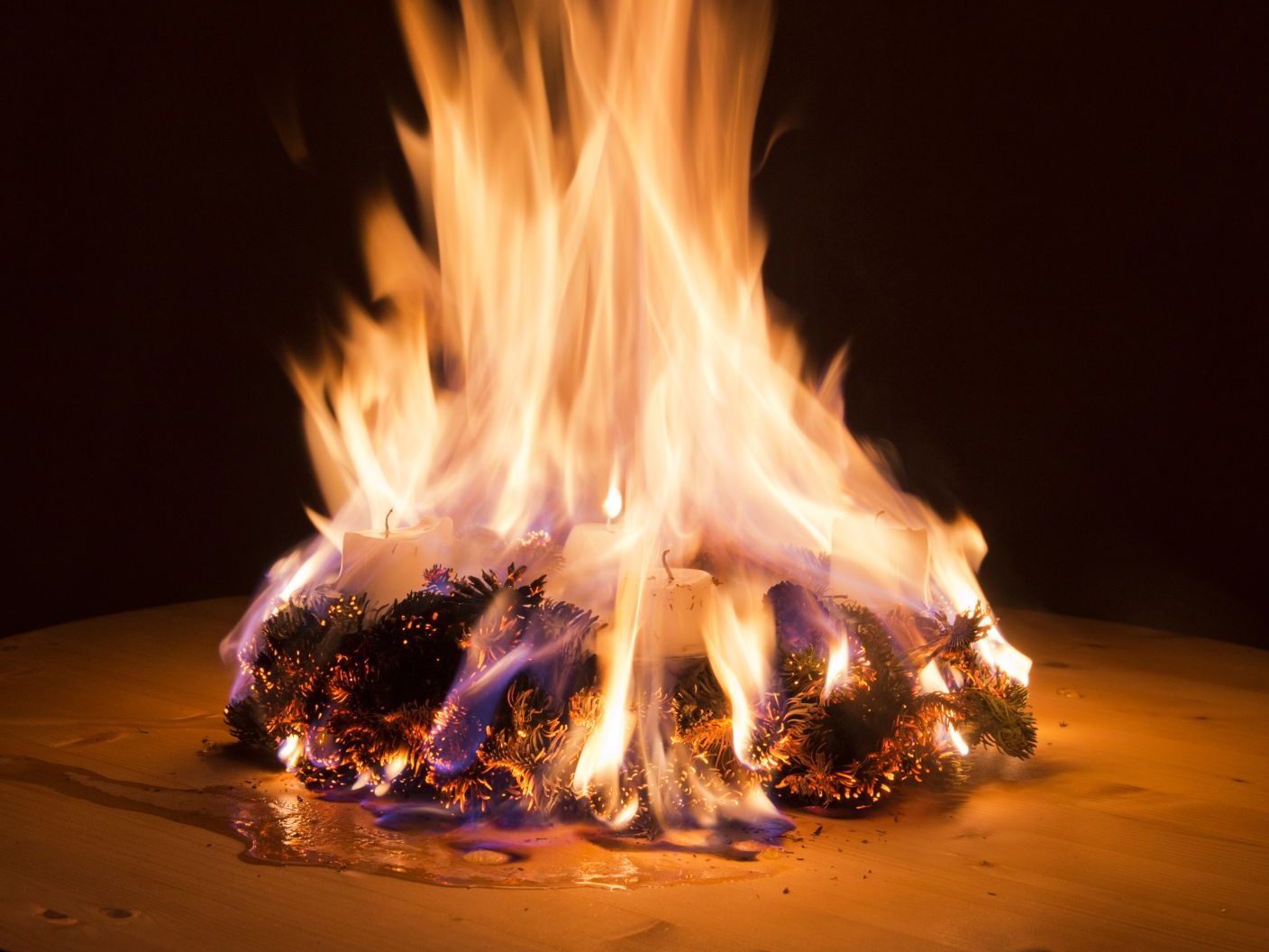 Im Bezirk Mistelbach stand zu Heilig Abend ein Adventkranz in Flammen.