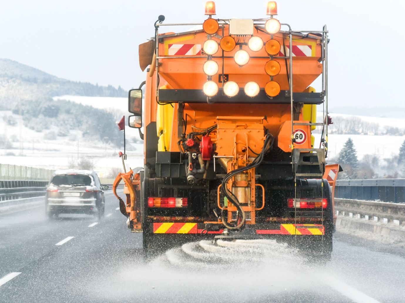 Aufgrund der anhaltenden Schneefälle ist derzeit die Wiener Außenring Schnellstraße A 21 in beiden Fahrtrichtungen gesperrt.