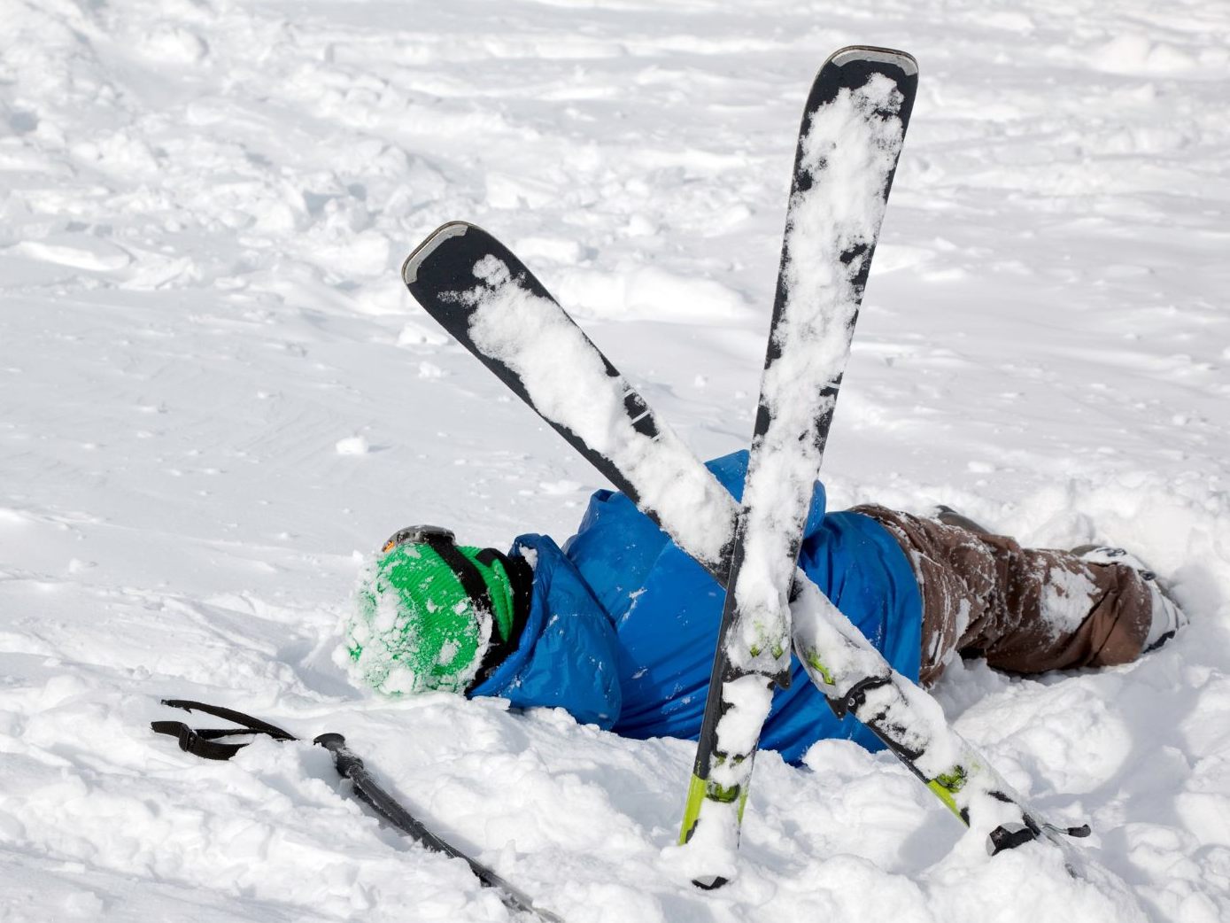 Ein 9-Jähriger stürzte beim Skifahren in Oberösterreich über den Pistenrand.