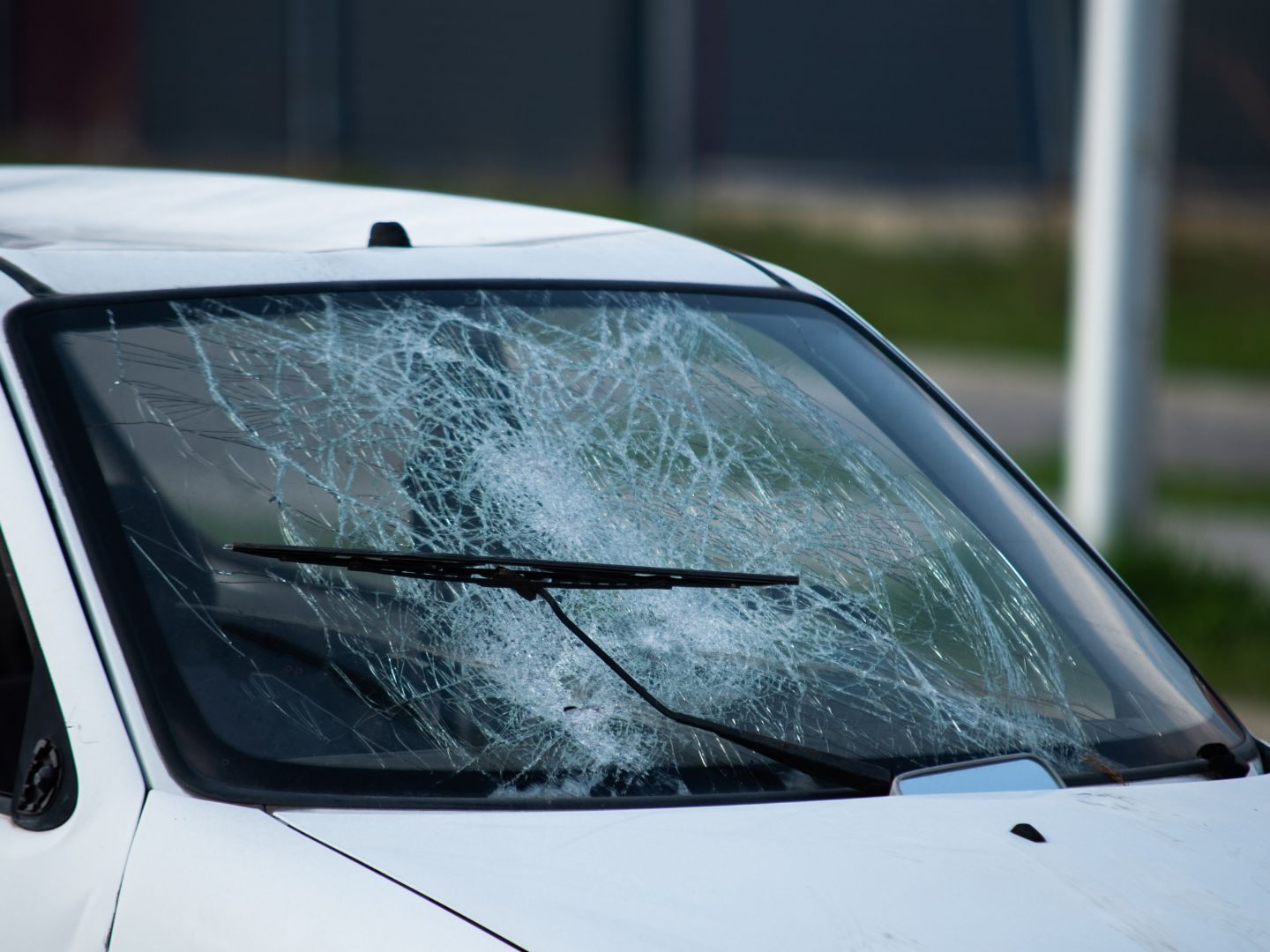 Eine Betrunkene krachte mit ihrem Auto in Kärnten in einen Stromverteiler.