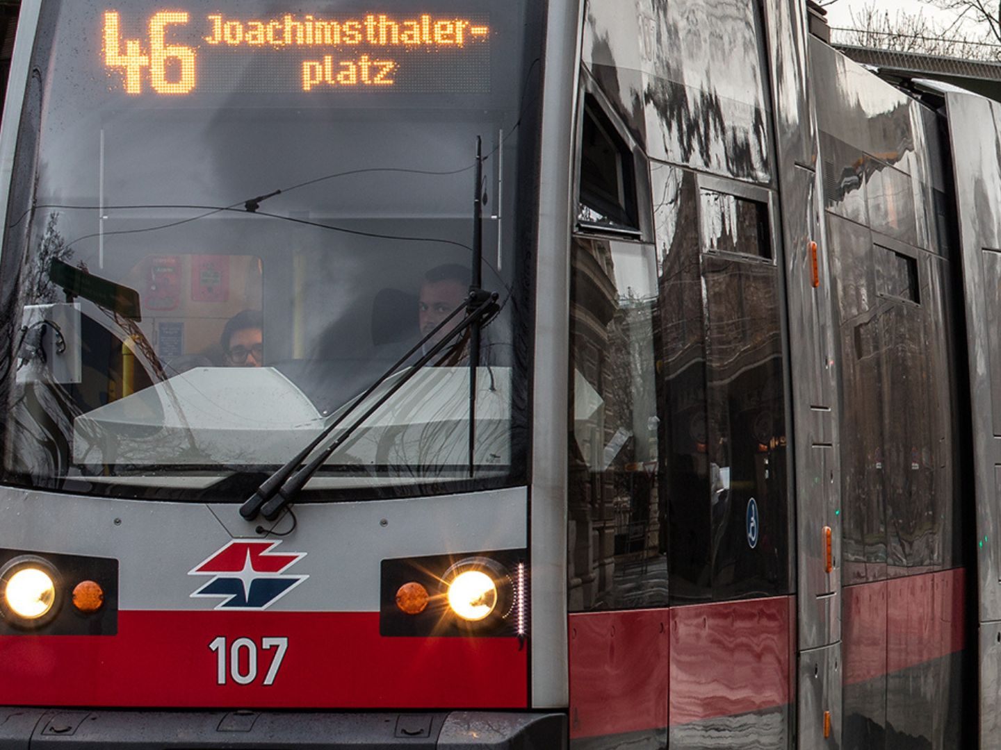 Eine Straßenbahn der Linie 46 ist in Wien-Ottakring entgleist.