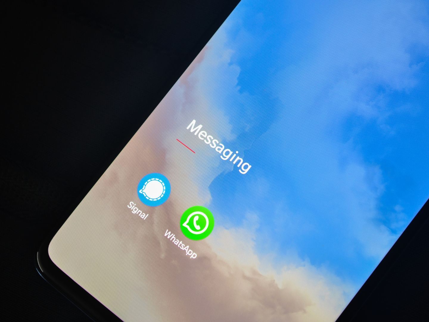 Innenminister Karner will mit der nötigen Reform auch gleich den Zugriff auf Messenger-Dienste ermöglichen.