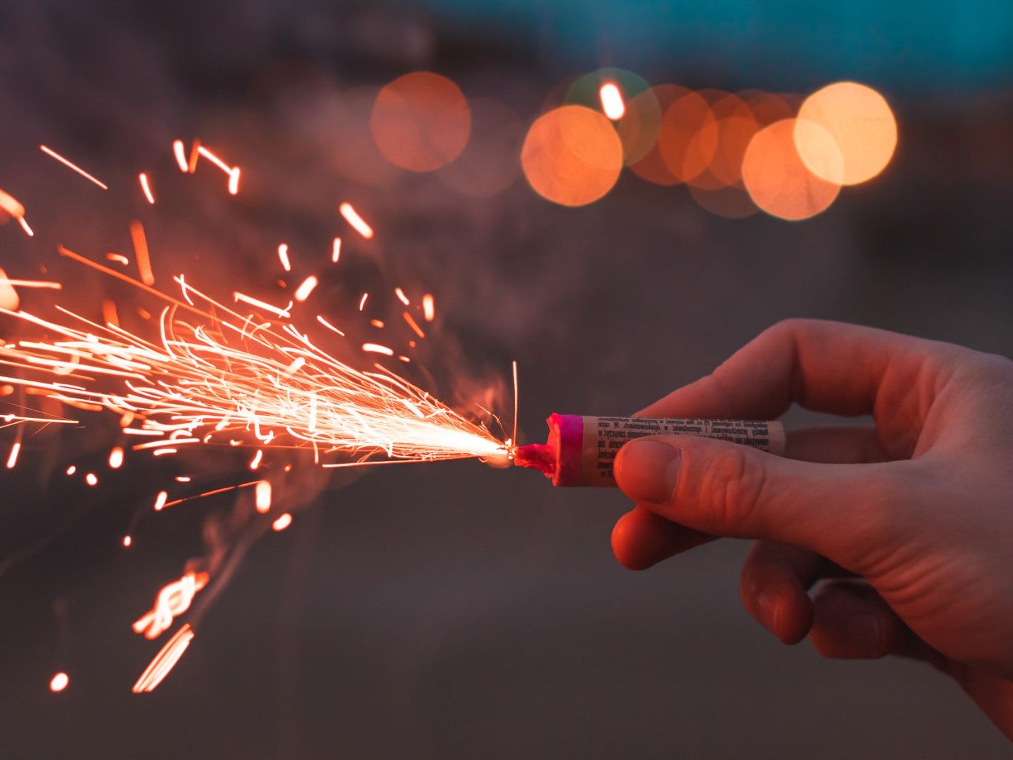 Jedes Jahr gibt es zu Silvester zahlreiche Verletzte und sogar Tote aufgrund von Pyrotechnik. Jedes Jahr gibt es zu Silvester zahlreiche Verletzte und sogar Tote aufgrund von Pyrotechnik.