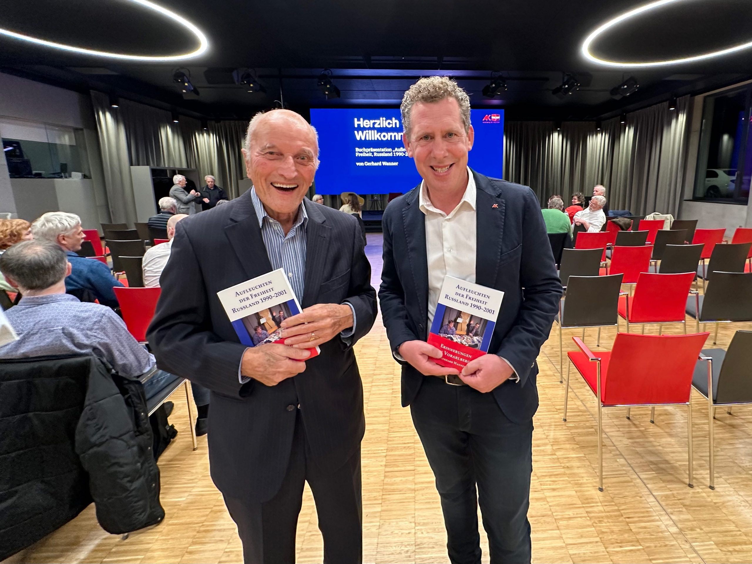 Autor Gerhard Wanner mit AK-Präsident Bernhard Heinzle.