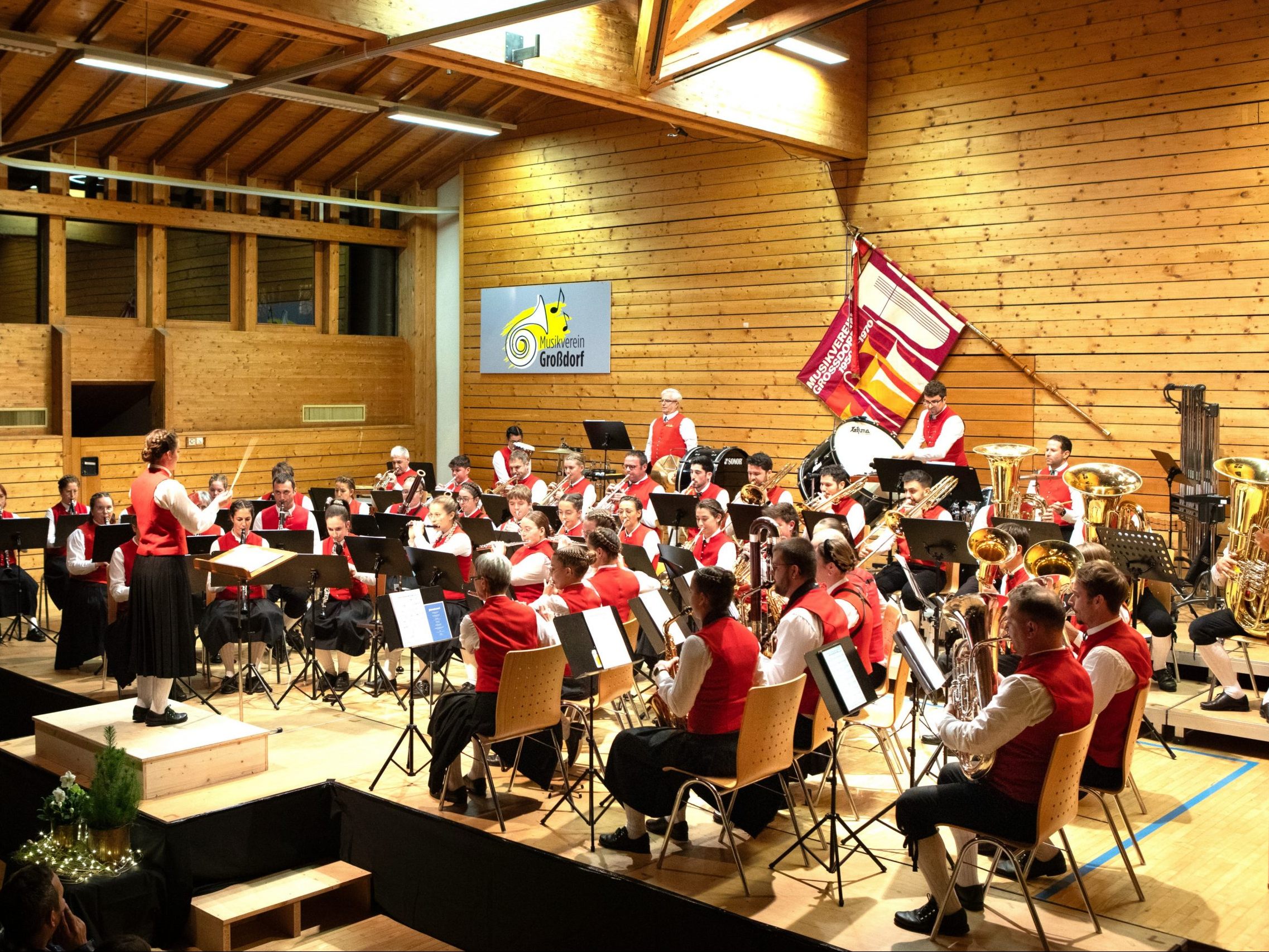 50 Großdorfer Musikantinnen und Musikanten boten ein begeisterndes Jahreskonzert.