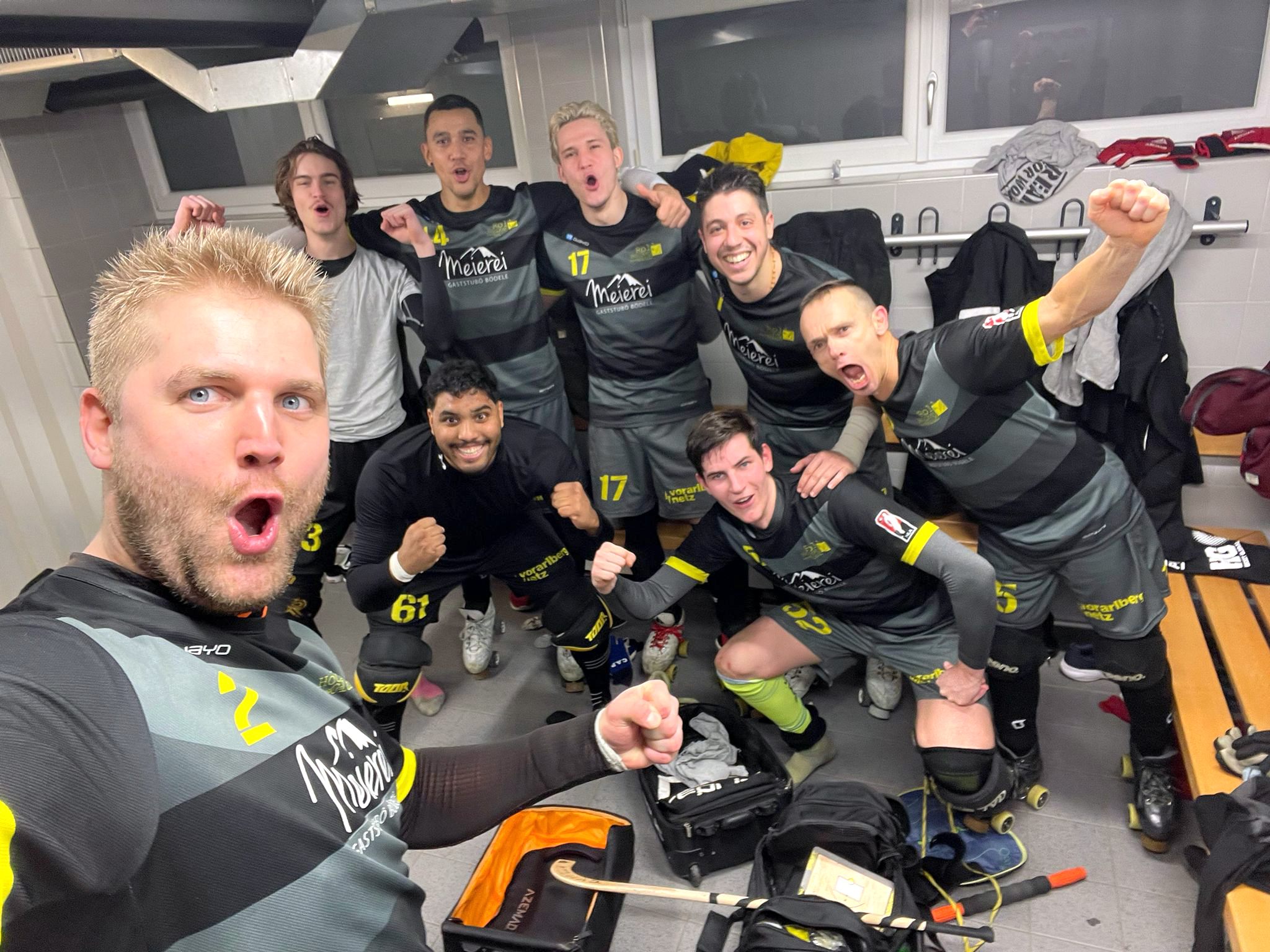 Großer Jubel herrschte in der Kabine beim RHC Dornbirn nach dem Sieg gegen Vordemwald. Großer Jubel herrschte in der Kabine beim RHC Dornbirn nach dem Sieg gegen Vordemwald.