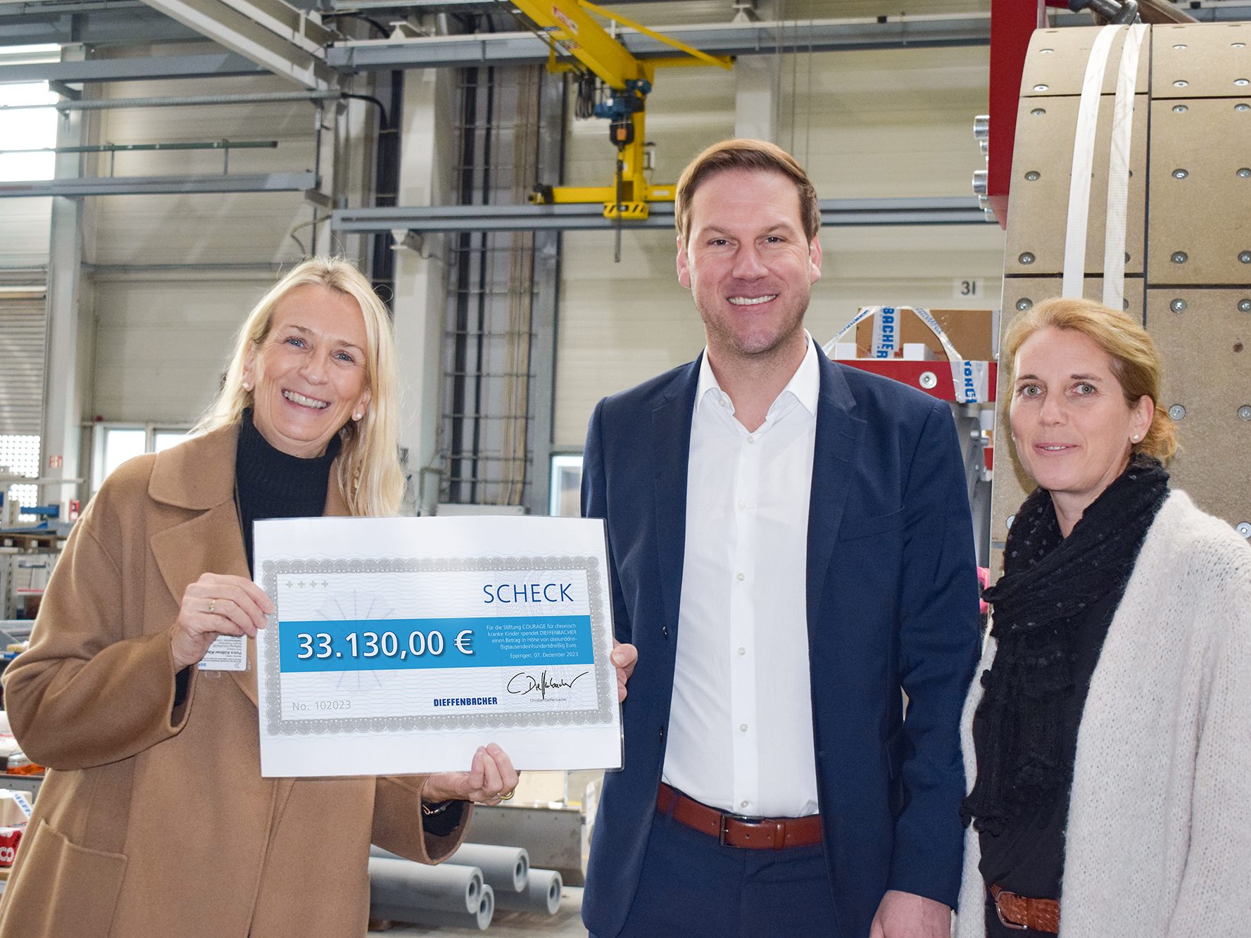 COURAGE-Vorstandsvorsitzende Petra Köllner-Kleinemeier (links) und Stiftungsreferentin Saskia Walker (rechts) freuen sich über die Spendensumme in Höhe von 33.130 Euro, die DIEFFENBACHER-CEO Christian Dieffenbacher ihnen im Namen der Jubiläumsgäste überreicht. COURAGE-Vorstandsvorsitzende Petra Köllner-Kleinemeier (links) und Stiftungsreferentin Saskia Walker (rechts) freuen sich über die Spendensumme in Höhe von 33.130 Euro, die DIEFFENBACHER-CEO Christian Dieffenbacher ihnen im Namen der Jubiläumsgäste überreicht.