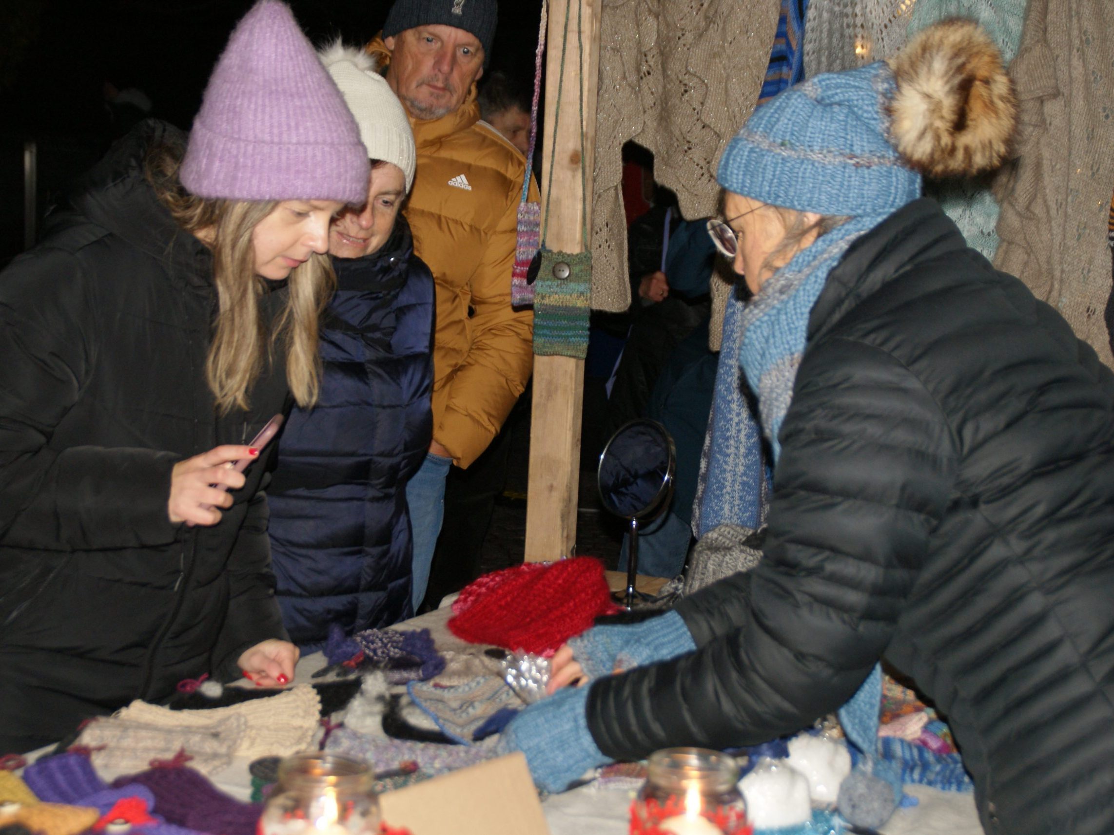 Das Hörbranzer Zentrum wurde kurz vor Heiligabend nochmals zum Marktplatz umfunktioniert. Das Hörbranzer Zentrum wurde kurz vor Heiligabend nochmals zum Marktplatz umfunktioniert.
