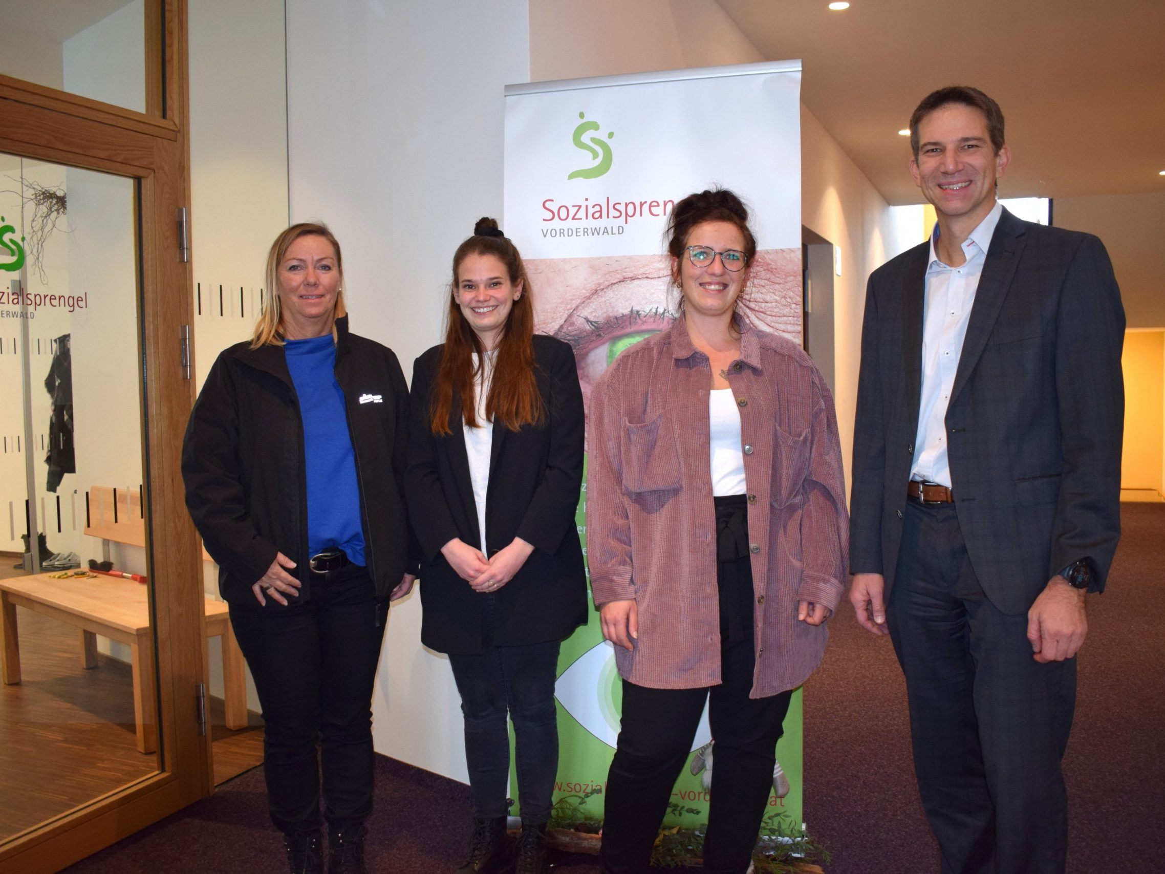 Fahrzeugübergabe in der sozialen Kompetenzstelle der Region: Alexandra Fink, Laura Bereuter, Julia Wohlgenannt und Robert Feuerstein.