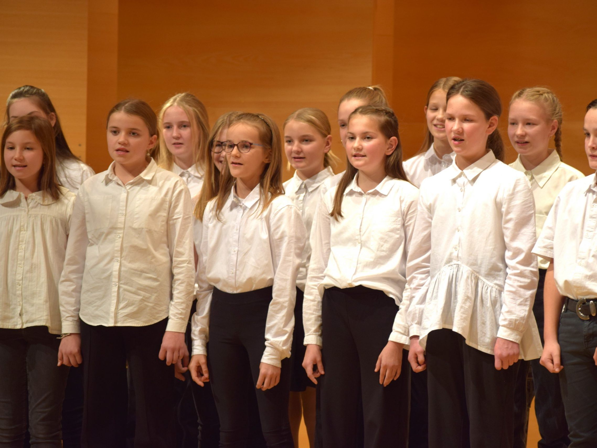 Mittelschüler und Gymnasiasten gestalten gemeinsam eine vorweihnachtliche Feierstunde.