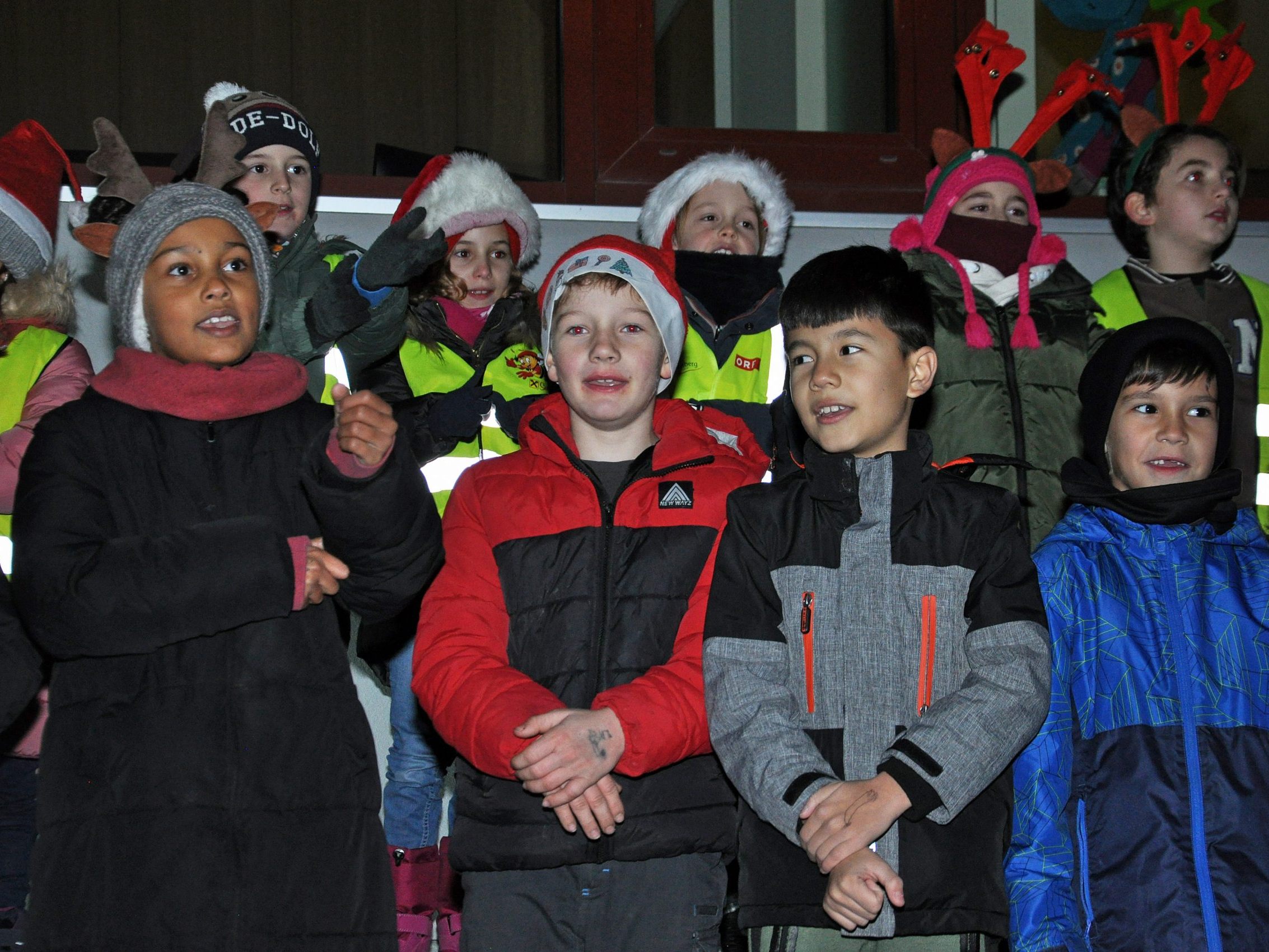 Die Kinder der VS Wallenmahd hatten verschiedene Lieder und Tänze einstudiert. Die Kinder der VS Wallenmahd hatten verschiedene Lieder und Tänze einstudiert.