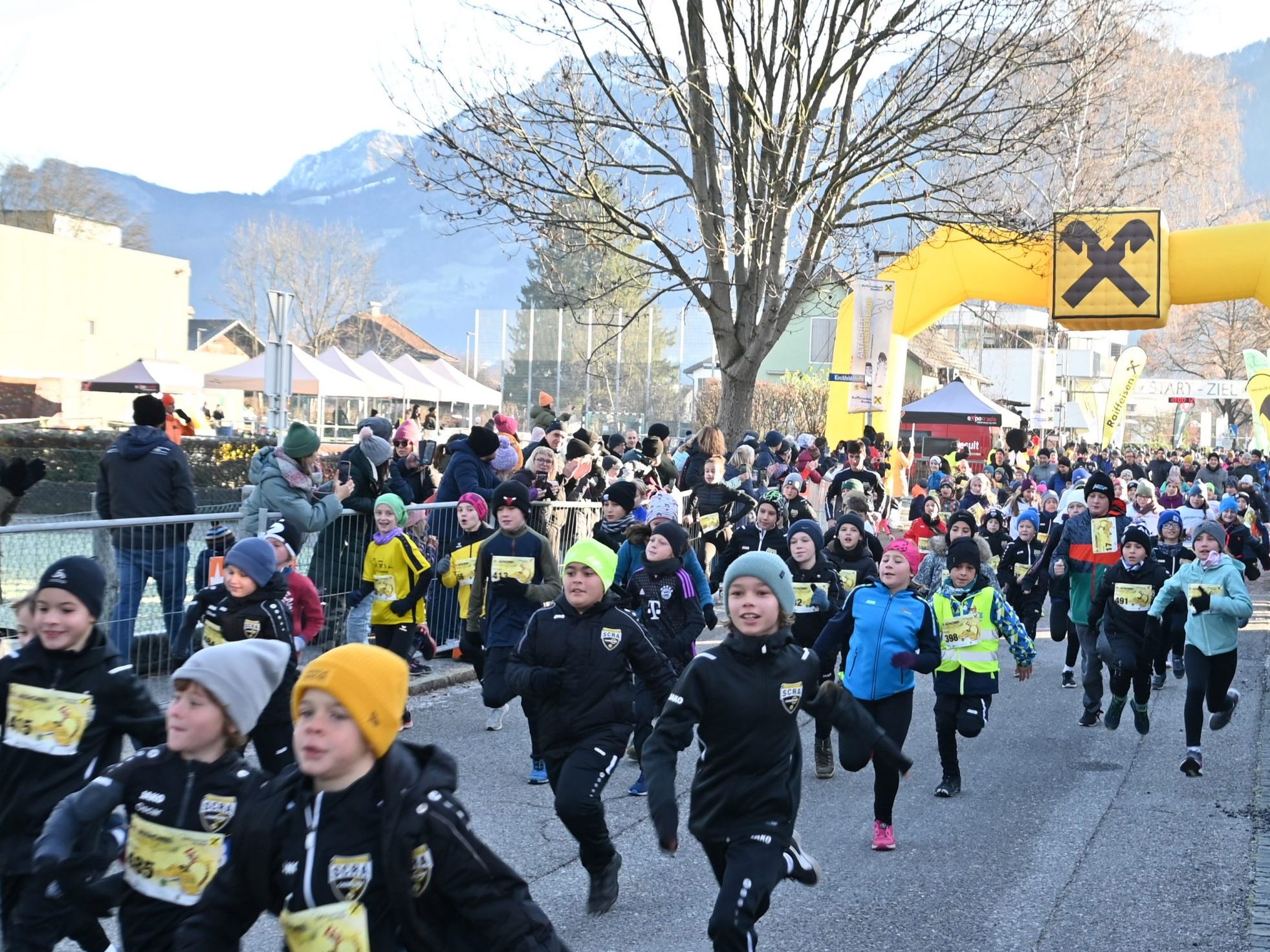 Bereits zum Auftakt des diesjährigen Silvesterlaufs drängten sich zahlreiche Jungsportler auf die Rundstrecke. Bereits zum Auftakt des diesjährigen Silvesterlaufs drängten sich zahlreiche Jungsportler auf die Rundstrecke.