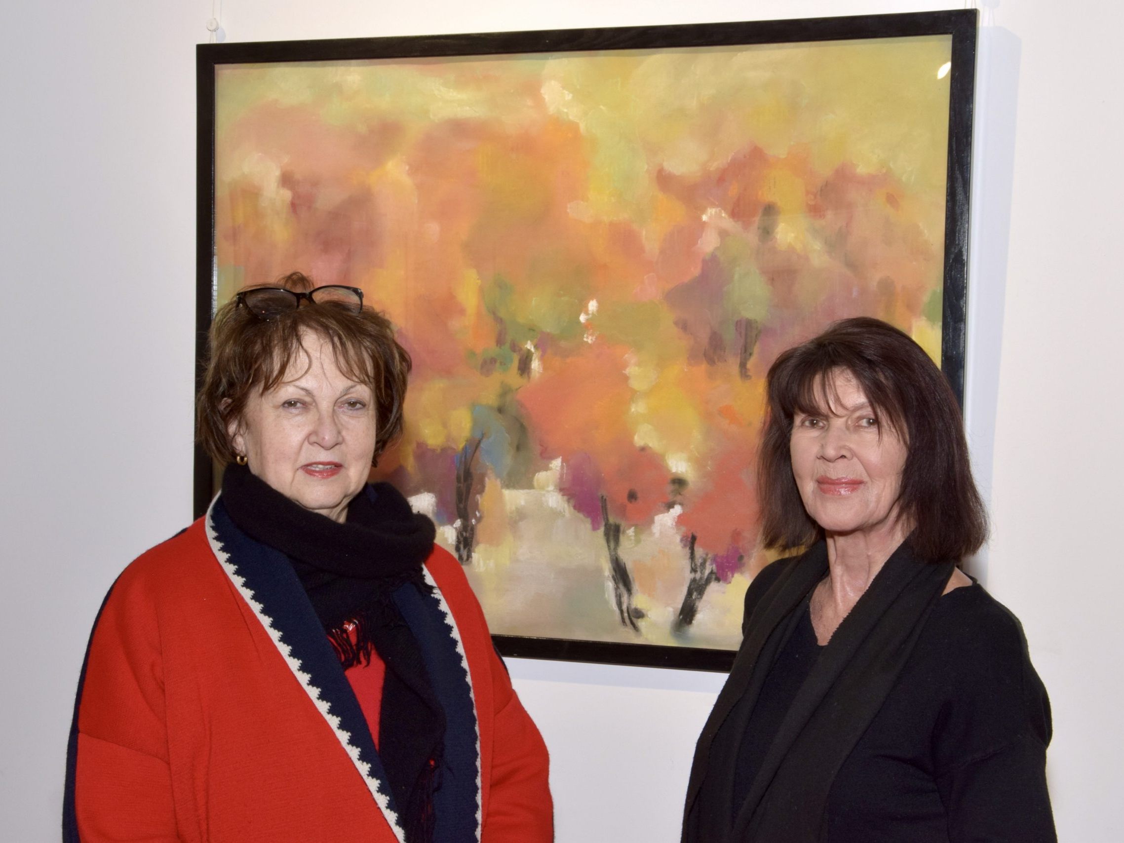 Galeristin Sigrid Fritsche und Künstlerin Carmen Margot Lins in der Kellergalerie Kukuphi am Apothekenplatz (Werdenbergerstraße 26) in Bludenz.