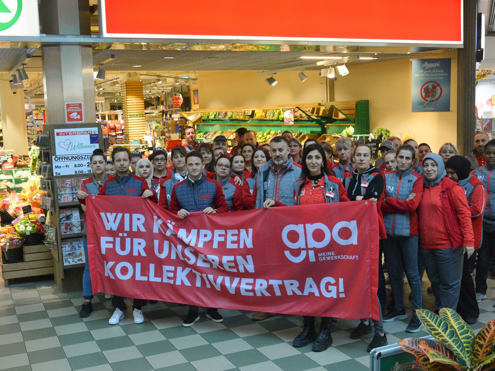 Am Freitagvormittag gab es eine Betriebsversammlung beim Interspar in Dornbirn. Für eine Stunde legten die meisten Mitarbeitenden ihre Arbeit nieder. Der Betrieb wurde eingeschränkt aurechterhalten. Am Freitagvormittag gab es eine Betriebsversammlung beim Interspar in Dornbirn. Für eine Stunde legten die meisten Mitarbeitenden ihre Arbeit nieder. Der Betrieb wurde eingeschränkt aurechterhalten.