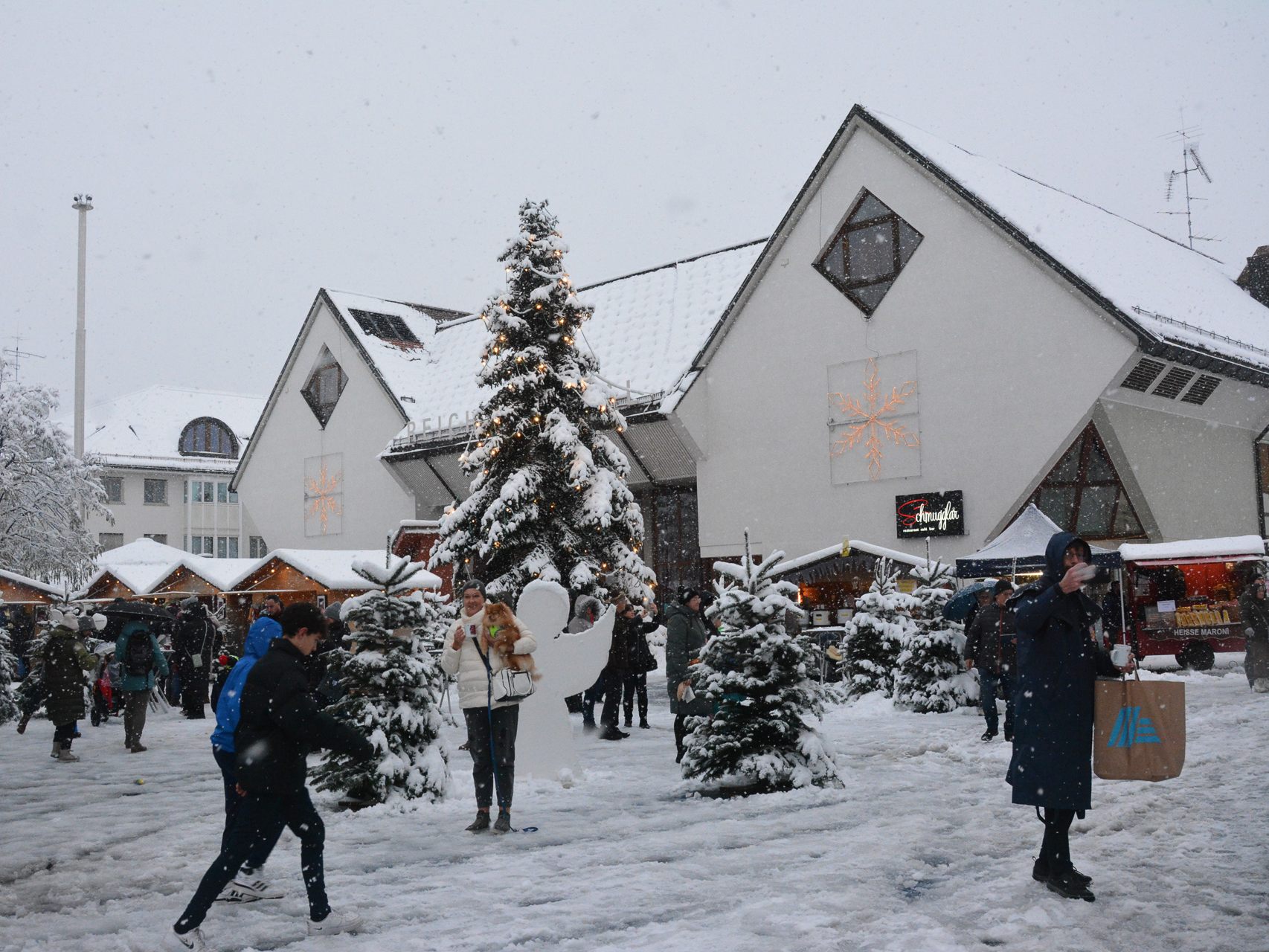 Am ersten Adventwochenende fand der Lustenauer Christkindlemarkt im Zentrum statt. Am ersten Adventwochenende fand der Lustenauer Christkindlemarkt im Zentrum statt.