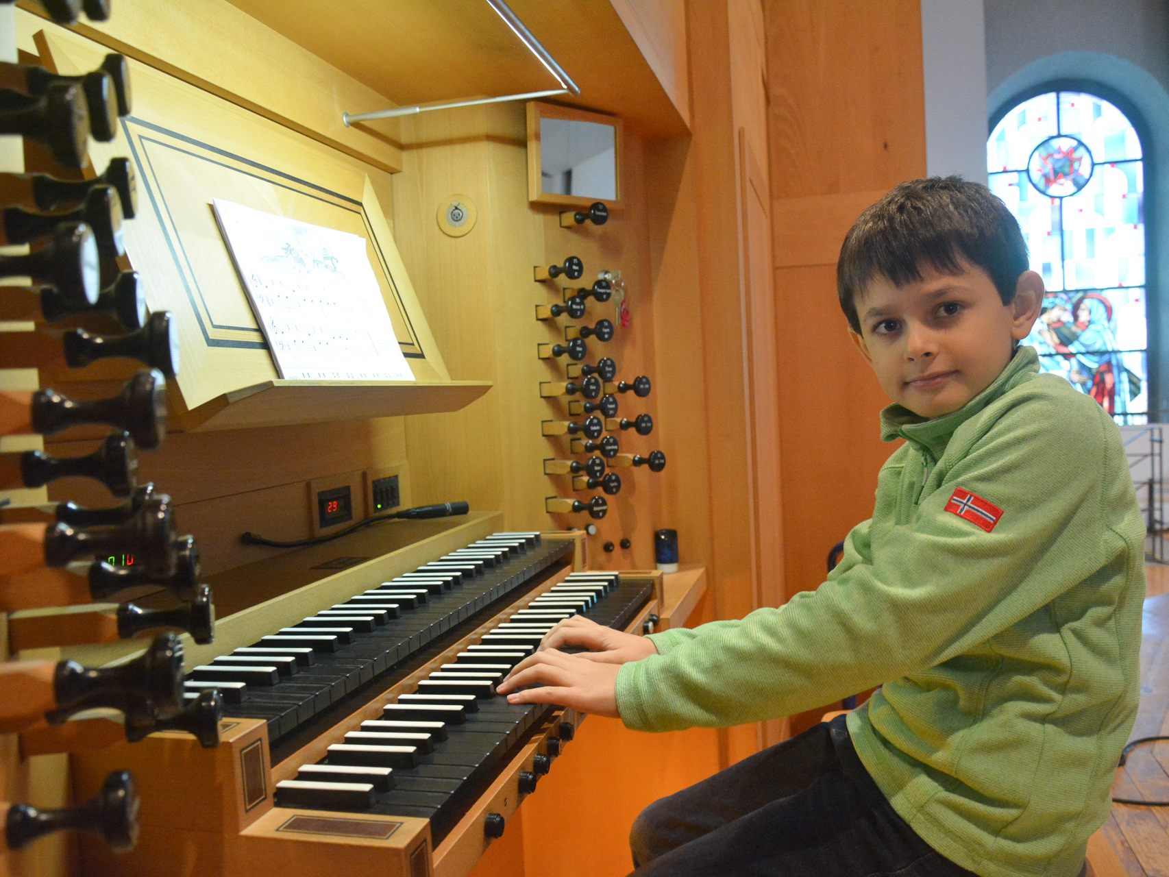Konstantin Wörndl (9) hat Orgelunterricht an der Rheintalischen Musikschule und kann bereits erste Stücke auf dem größten Instrument spielen.