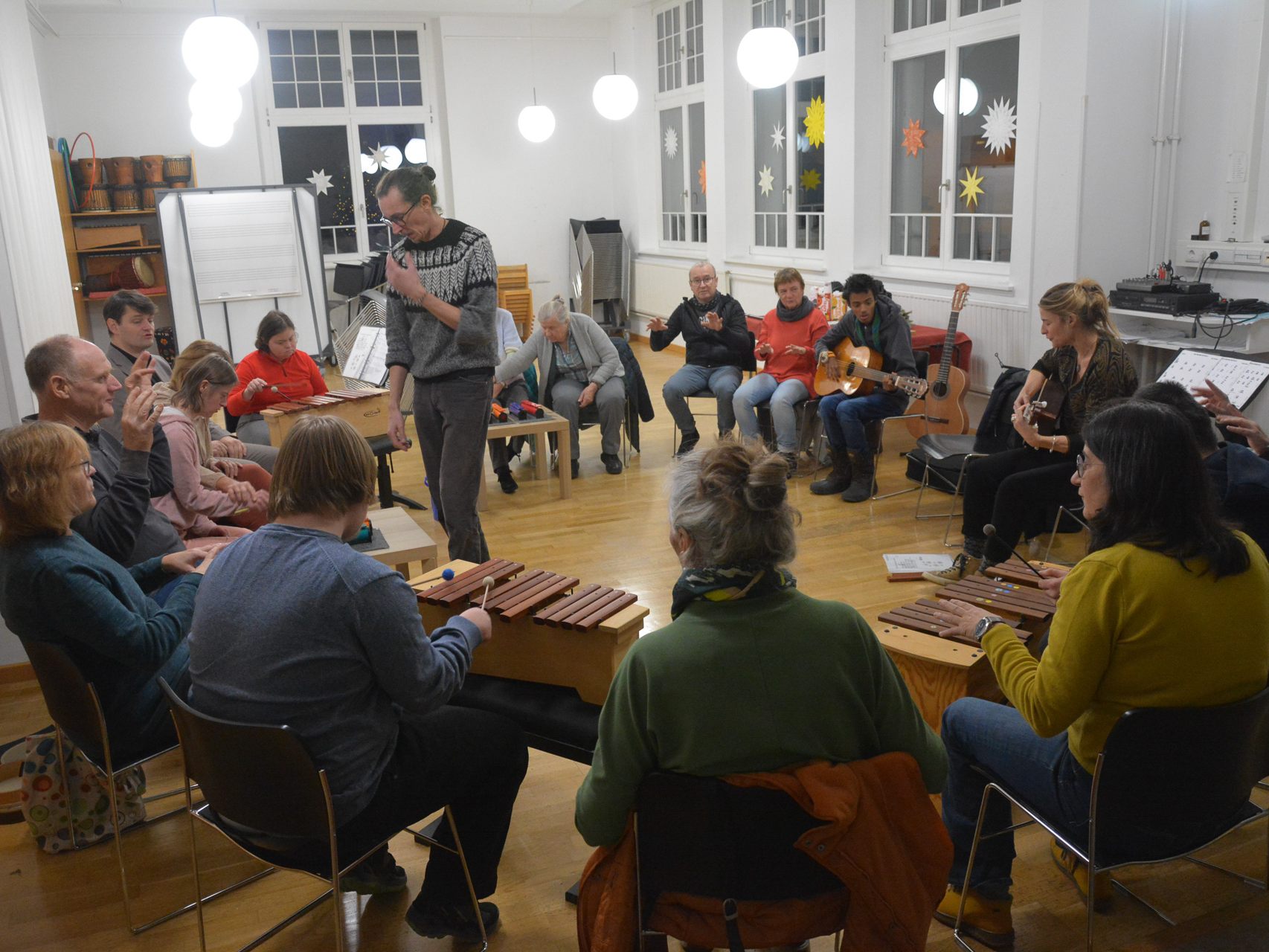 Die inklusive "All Stars Inclusive Band" veranstaltete eine weihnachtliche Mitmachfeier in der Musikschule. Die inklusive "All Stars Inclusive Band" veranstaltete eine weihnachtliche Mitmachfeier in der Musikschule.