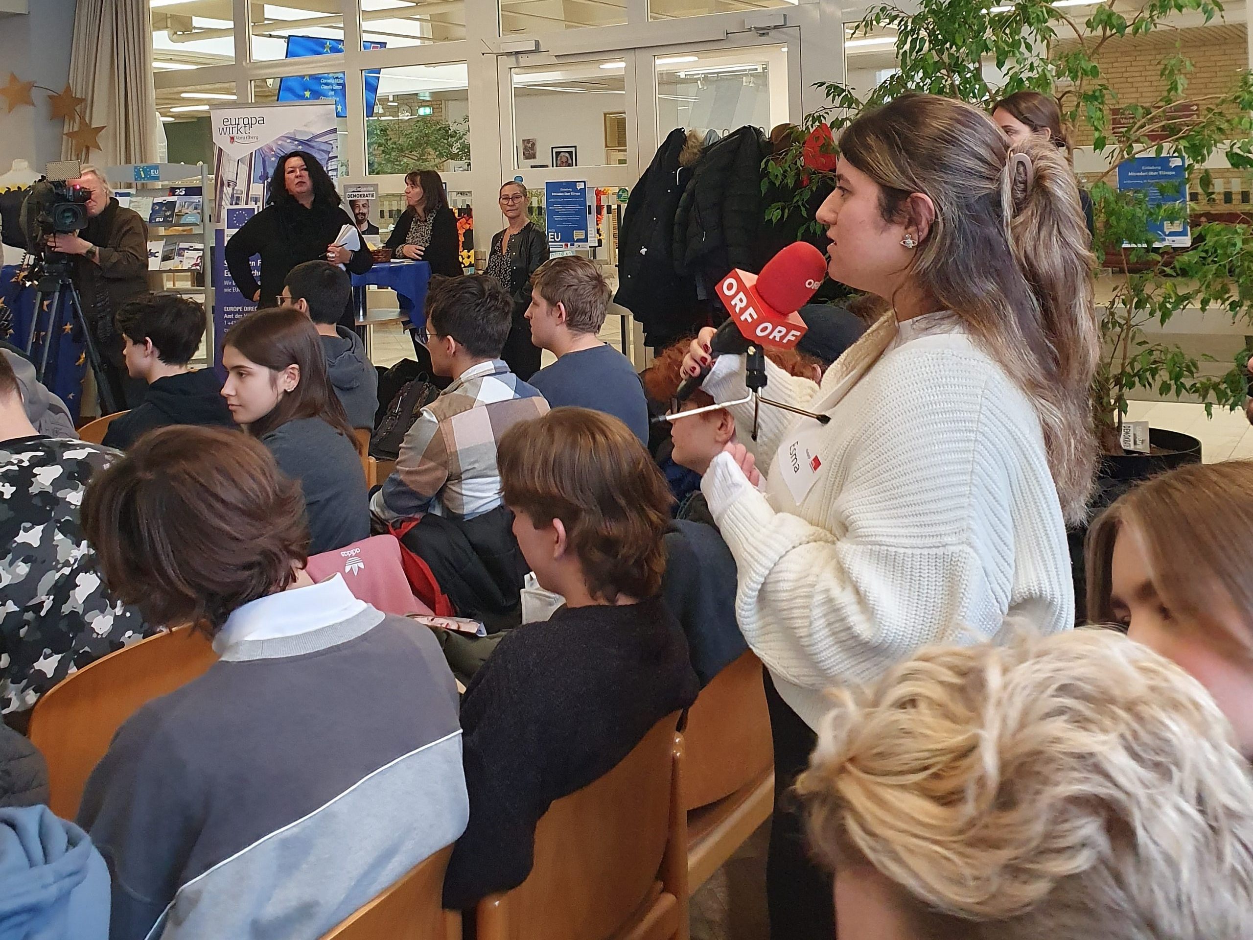 Die Schülerinnen und Schüler stellten eifrig Fragen und diskutierten mit den EU-Mandataren Othmar Karas und Claudia Gamon. Die Schülerinnen und Schüler stellten eifrig Fragen und diskutierten mit den EU-Mandataren Othmar Karas und Claudia Gamon.