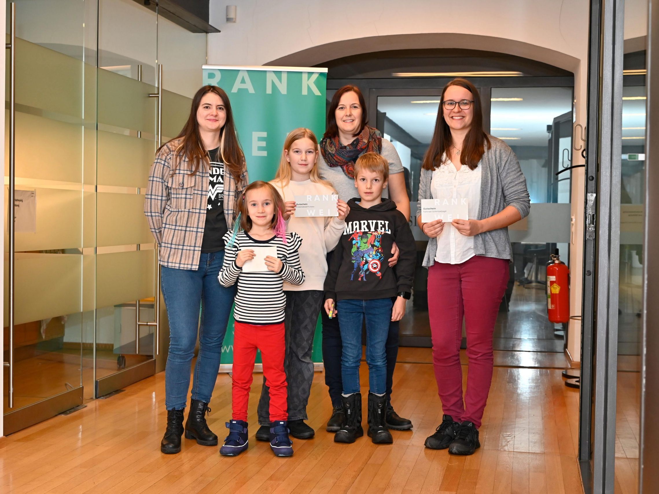 Mobilitätsbeauftragte Katrin Ehrenbrandtner (MG Rankweil) mit den Gewinnerinnen der Fahrradschnitzeljagd: Nerea Tedesco, Claudia Suppan und ihre Kinder Laura und Vincent sowie Gewinnerin Ramona Heinzle (v.l.n.r.). Mobilitätsbeauftragte Katrin Ehrenbrandtner (MG Rankweil) mit den Gewinnerinnen der Fahrradschnitzeljagd: Nerea Tedesco, Claudia Suppan und ihre Kinder Laura und Vincent sowie Gewinnerin Ramona Heinzle (v.l.n.r.).