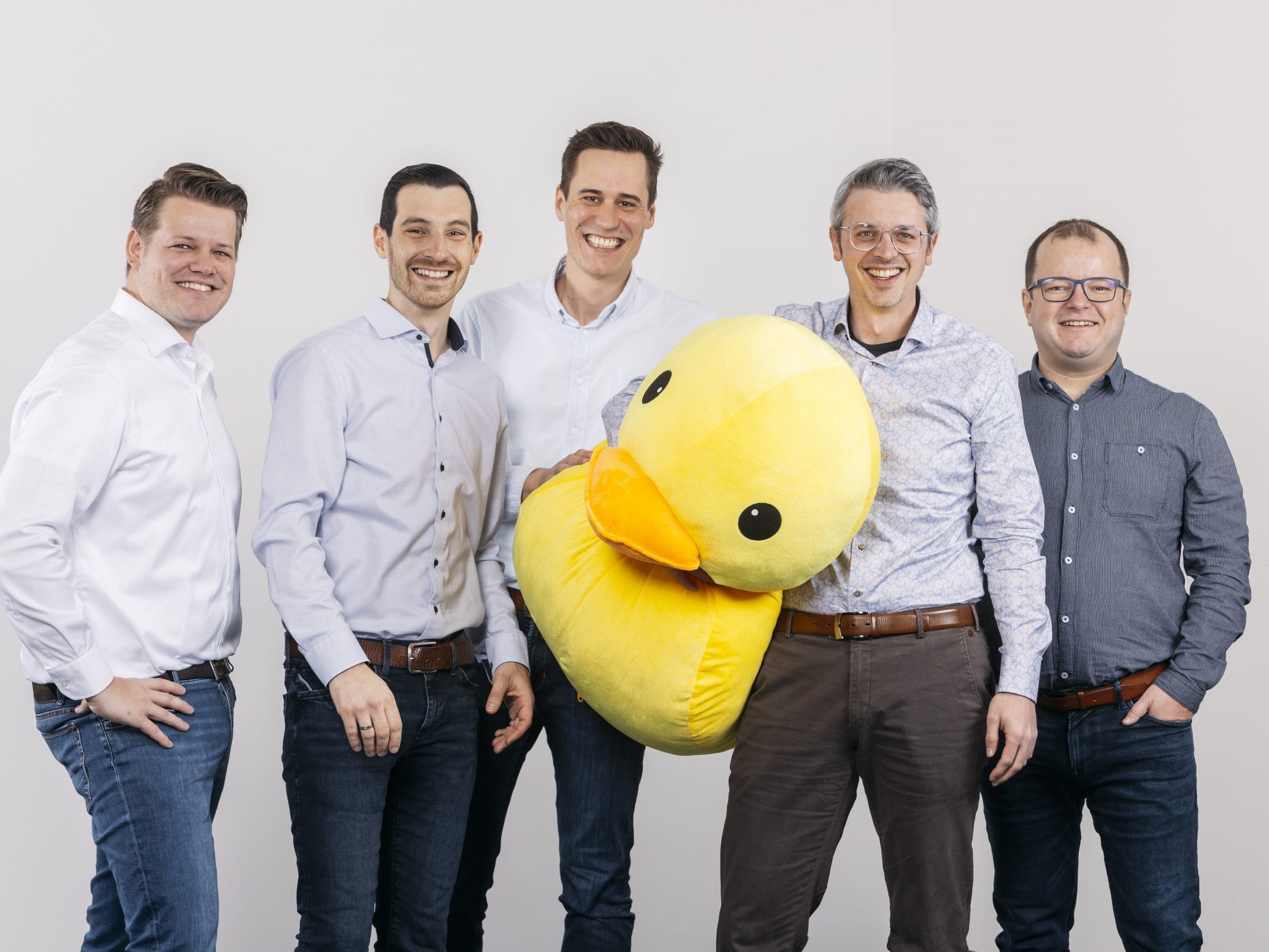 Freude herrscht bei den Gewinnern des German Design Awards 2023: Pascal Welti (Leiter Energy Consulting NeoVac), Matthias Burtscher (CEO Fusonic), Christof Gabriel (Product Owner Fusonic), Michael Eugster (Marketingleiter NeoVac) und Johannes Hartmann (Senior Software Developer Fusonic) mit der NeoDuck. Freude herrscht bei den Gewinnern des German Design Awards 2023: Pascal Welti (Leiter Energy Consulting NeoVac), Matthias Burtscher (CEO Fusonic), Christof Gabriel (Product Owner Fusonic), Michael Eugster (Marketingleiter NeoVac) und Johannes Hartmann (Senior Software Developer Fusonic) mit der NeoDuck.