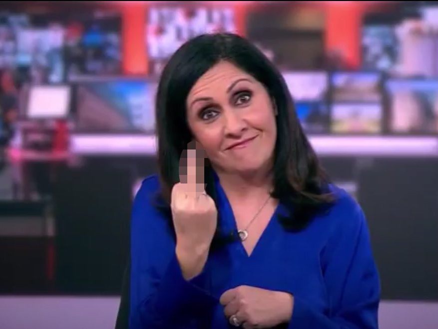 In einem Ausschnitt ist zu sehen, wie die Moderatorin kurz ihren Mittelfinger in die Kamera hält. In einem Ausschnitt ist zu sehen, wie die Moderatorin kurz ihren Mittelfinger in die Kamera hält.