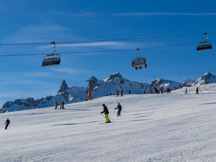 Das Skigebiet wird als anfängertauglich und überschaubar beschrieben, mit breiten, abwechslungsreichen Abfahrten und einem Trainingsgelände.