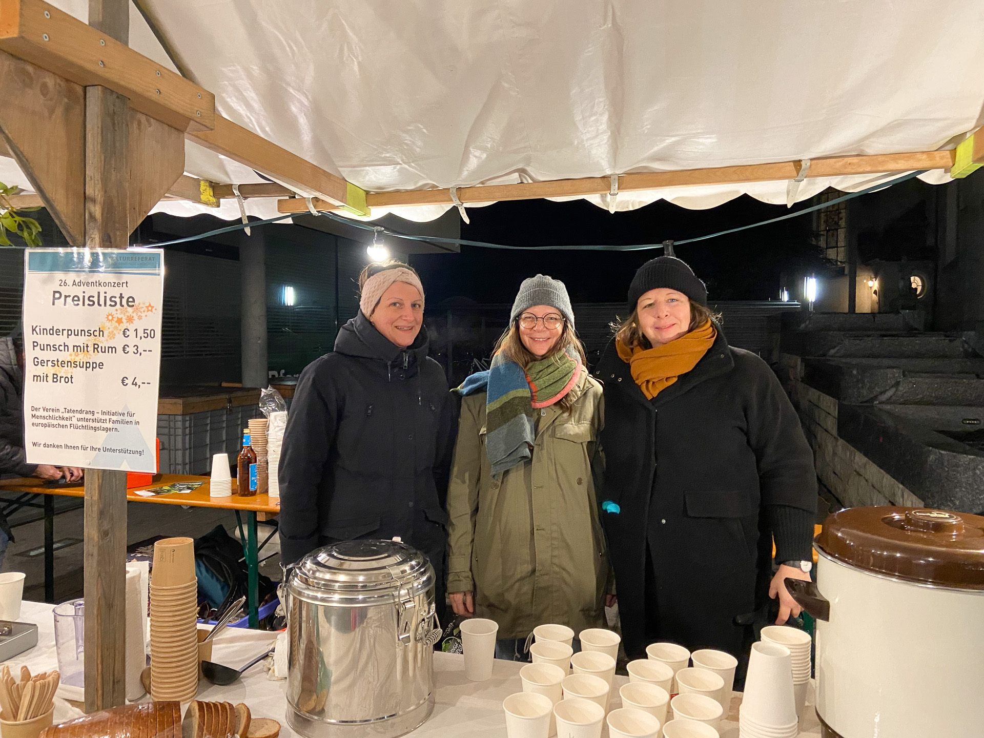 Andrea Hollenstein, Gabi Hampson und Michaela Müller schauen nicht tatenlos zu und sammeln Geld für die Flüchtlingshilfe. Andrea Hollenstein, Gabi Hampson und Michaela Müller schauen nicht tatenlos zu und sammeln Geld für die Flüchtlingshilfe.