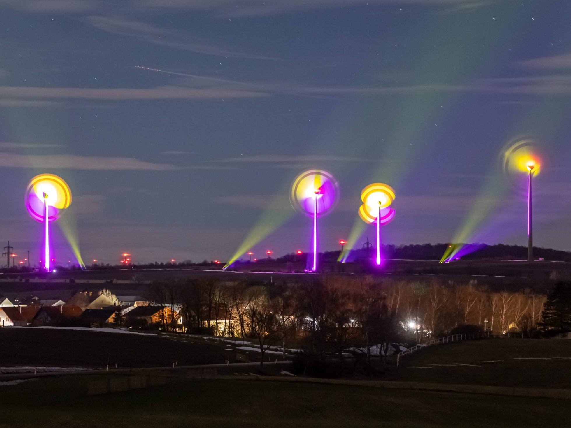Der Windpark Schrick mutierte dank Kunstinstallation zum Adventkranz. Der Windpark Schrick mutierte dank Kunstinstallation zum Adventkranz.