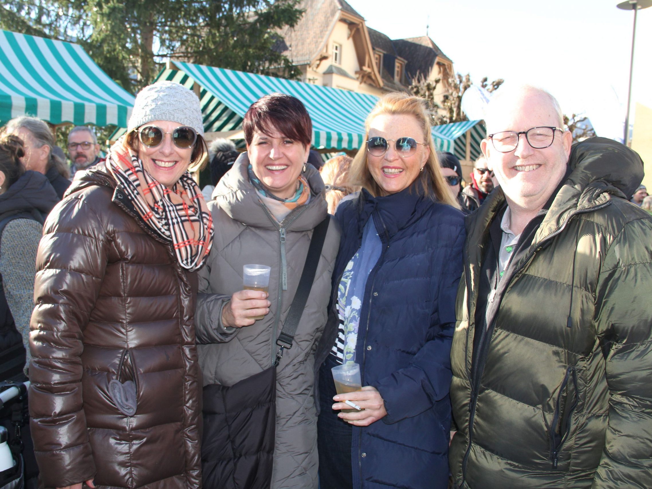 Angela Vonier, Daniela Höller, Andrea Singer und Martin Walser genossen das Flair des Schrunser Marktes.
