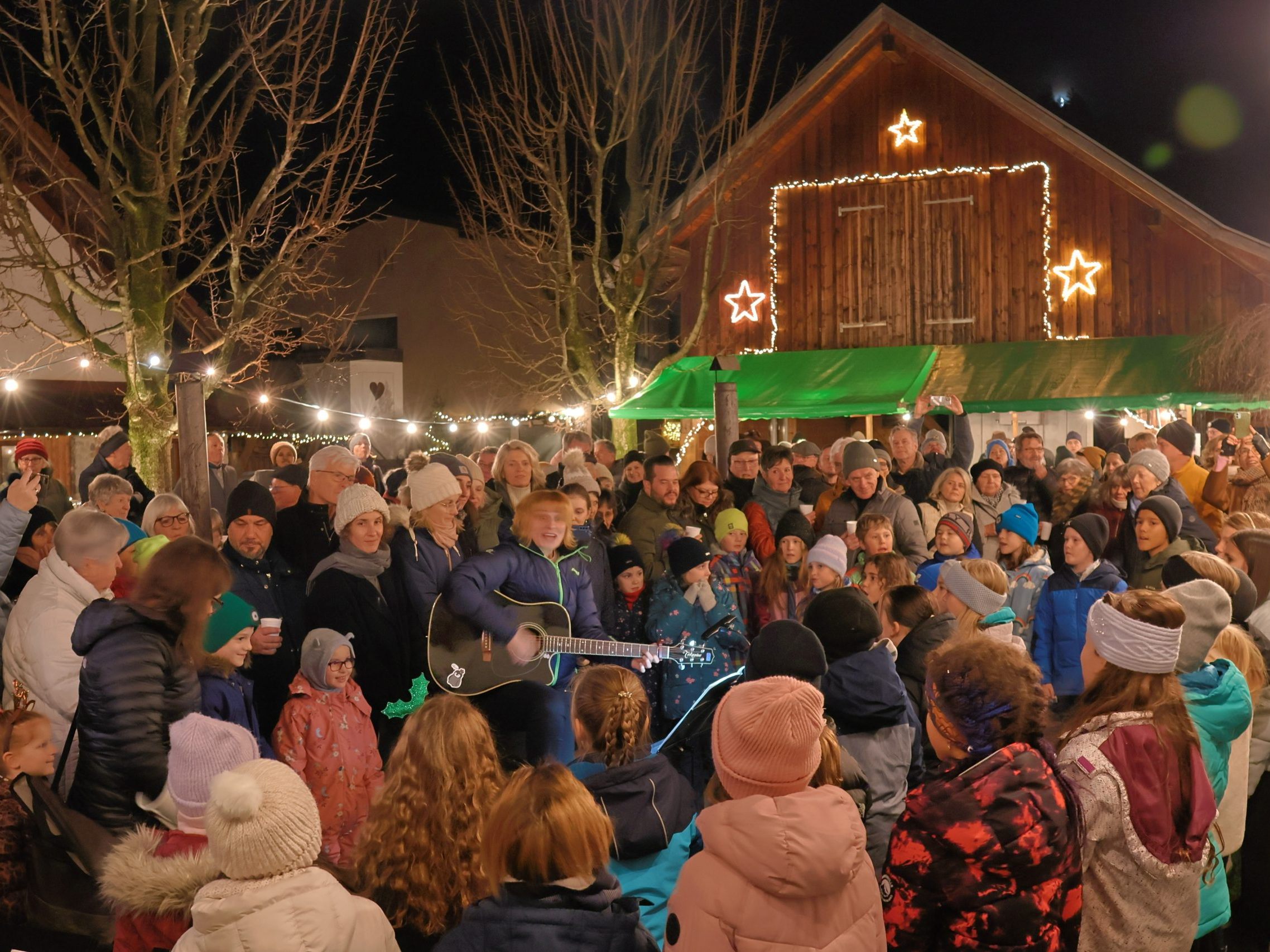 Vera Prantl-Stock mit dem Schülerchor Bregenz-Weidach