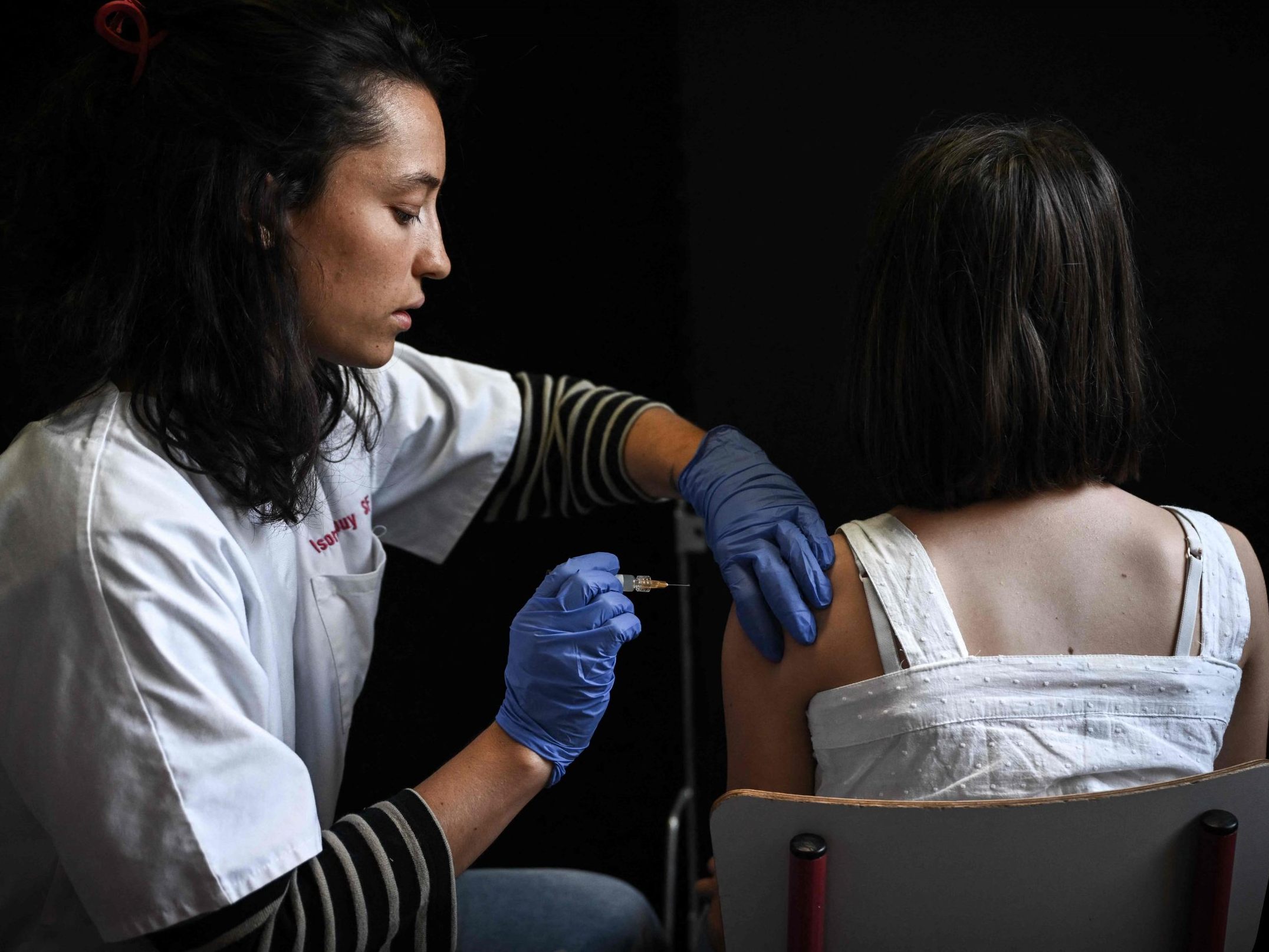 Eine Schülerin wird gegen HPV geimpft.
