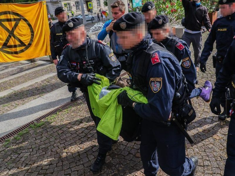 Marina Hagen-Canaval wurde beim Klimaprotest vor dem Landhaus weggetragen.