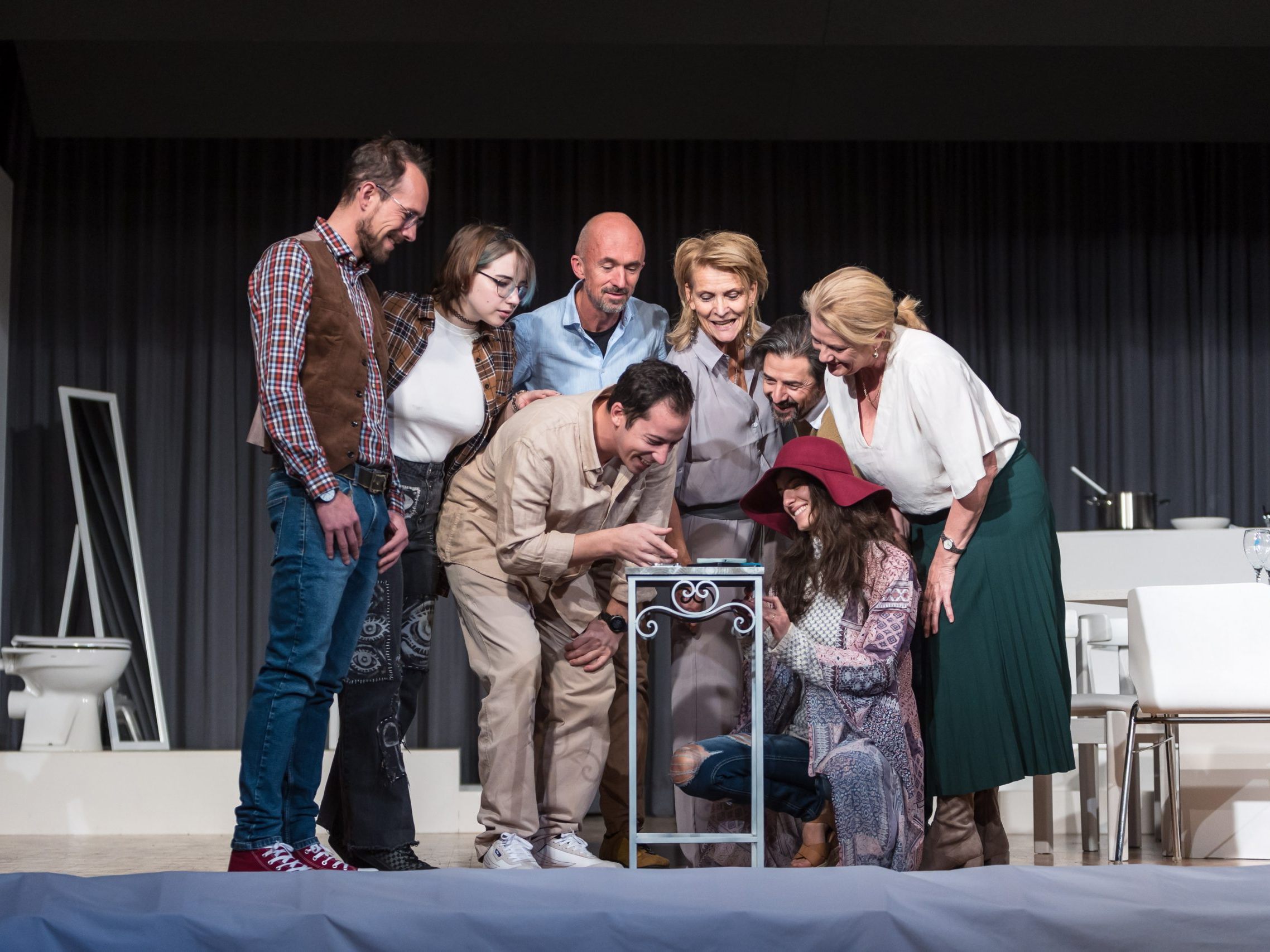 Die Schauspielerinnen und Schauspieler der Leandobühne Alberschwende laden zur Premiere und sieben weiteren Aufführungen.