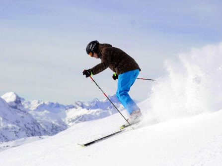 Auf über 300 präparierten Pistenkilometern bietet das Skigebiet Abwechslung mit verschiedenen Schwierigkeitsgraden. Auf über 300 präparierten Pistenkilometern bietet das Skigebiet Abwechslung mit verschiedenen Schwierigkeitsgraden.
