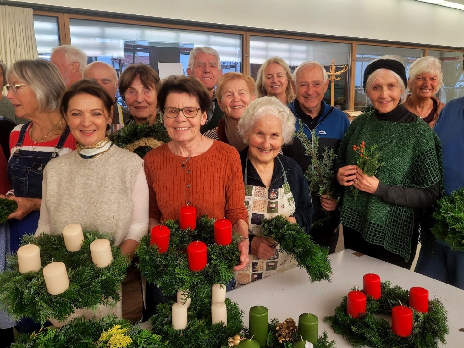 Das bewährte „Adventkranz-Team“ des Missionskreises der Pfarrgemeinde rund um die Organisatorinnen Petra Rührnschopf, Helga Alge, Anni Troy, Ingrid Hörburger und Gerda Rist kann sich über eine erfolgreiche Adventkranzwoche freuen.