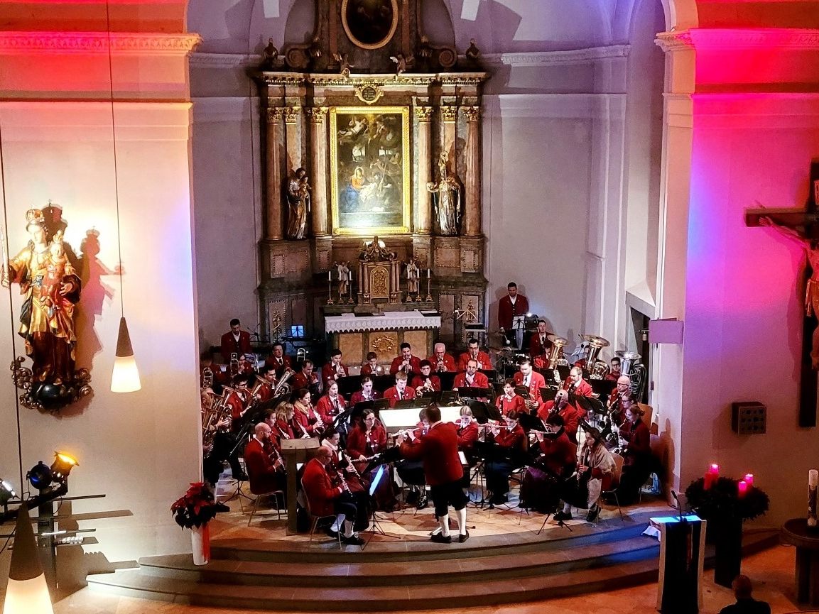 Ein besonderes Highlight im „Lochauer Advent 2023“ ist das vorweihnachtliche „Konzert zur Adventszeit“ des Musikvereines Lochau im stimmungsvollen Ambiente der Pfarrkirche.