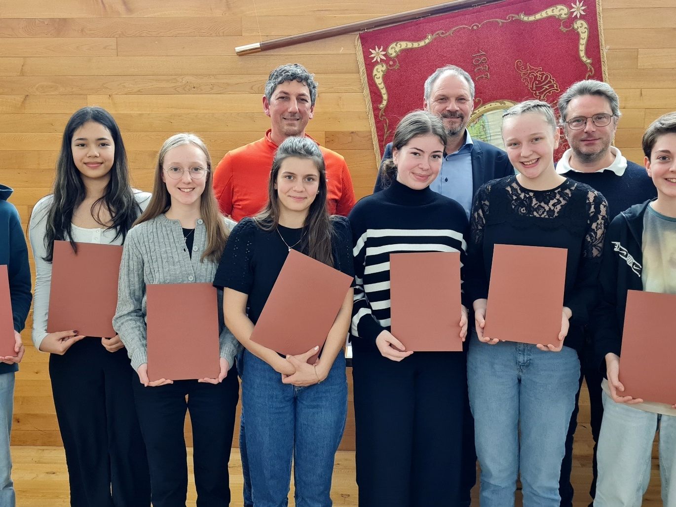 Aus dem großen Nachwuchspool konnten Christof Siegl (Horn), Emilia Geppert (Tenorhorn), Alena Anna Forster (Klarinette), Elena Schmid (Klarinette), Romina Kucher (Tenorhorn), Annalena Faisst (Horn) und Aaron Kucher (Tenorhorn) als neue, aktive Mitglieder „in die große Musik“ aufgenommen werden, dazu als Wiederaufnahme Thomas Guschl (Tenorsaxophon), im Bild von links mit Vorstand Helmut Immler und Kapellmeister Harald Schele. Aus dem großen Nachwuchspool konnten Christof Siegl (Horn), Emilia Geppert (Tenorhorn), Alena Anna Forster (Klarinette), Elena Schmid (Klarinette), Romina Kucher (Tenorhorn), Annalena Faisst (Horn) und Aaron Kucher (Tenorhorn) als neue, aktive Mitglieder „in die große Musik“ aufgenommen werden, dazu als Wiederaufnahme Thomas Guschl (Tenorsaxophon), im Bild von links mit Vorstand Helmut Immler und Kapellmeister Harald Schele.