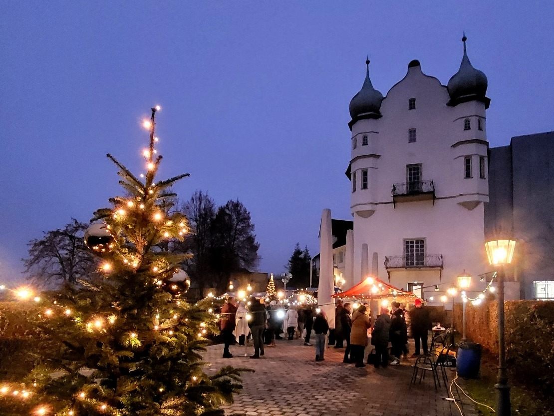 Ein voller Erfolg! Im Rahmen des „Lochauer Adventzaubers 2023“ öffnete Schloss Hofen seine Tore und lud die Bevölkerung erstmalig zu einem Weihnachtsmarkt im stimmungsvollen Ambiente des Schlosshofes ein. Ein voller Erfolg! Im Rahmen des „Lochauer Adventzaubers 2023“ öffnete Schloss Hofen seine Tore und lud die Bevölkerung erstmalig zu einem Weihnachtsmarkt im stimmungsvollen Ambiente des Schlosshofes ein.