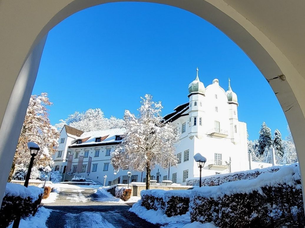 Im Rahmen des „Lochauer Adventzaubers 2023“ öffnet Schloss Hofen seine Tore und lädt die Bevölkerung erstmalig zu einem Weihnachtsmarkt im stimmungsvollen Ambiente des Schlosshofes ein.
