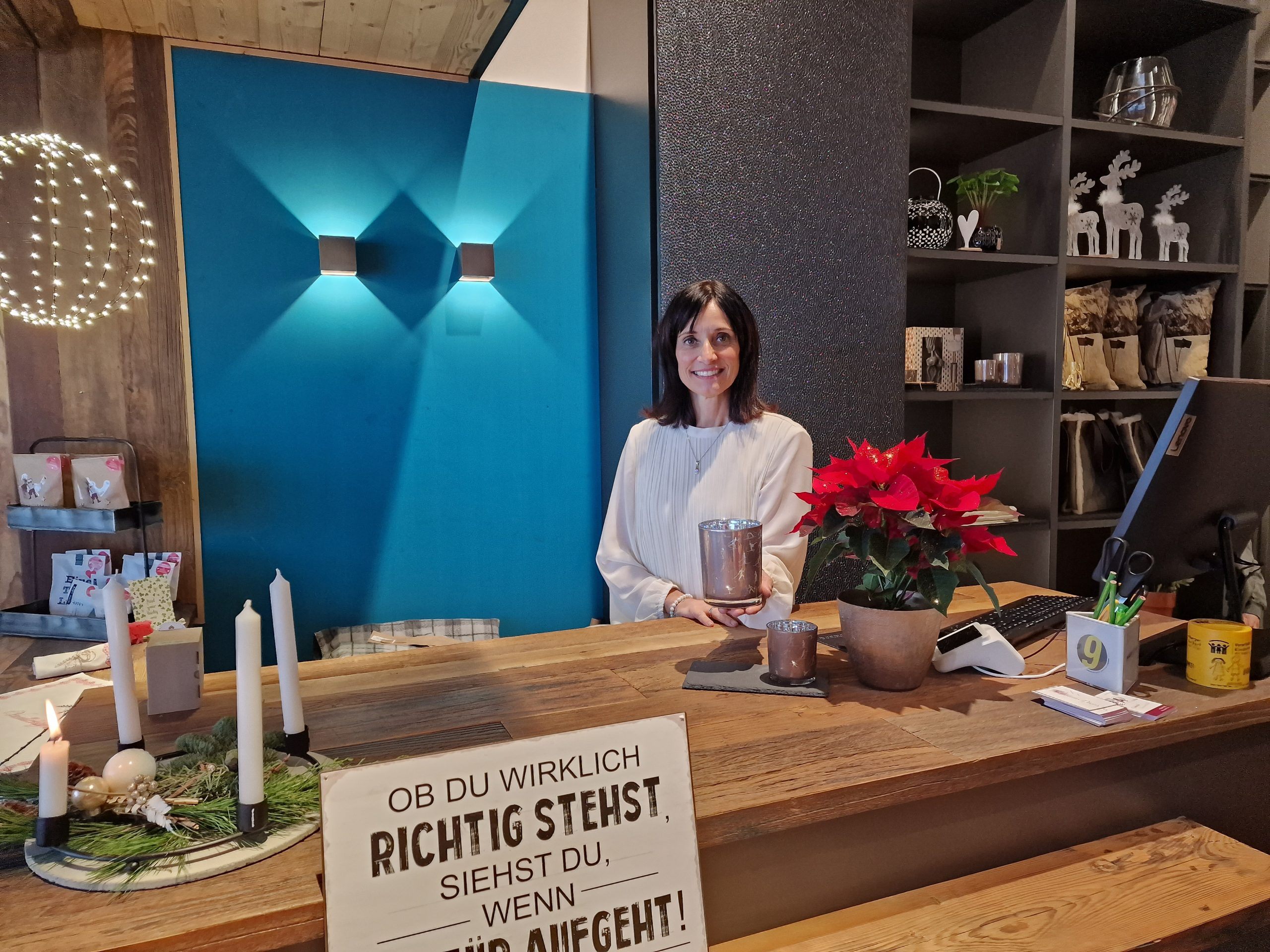 Natascha Ganahl freut sich über die erfolgreiche Geschäftseröffnung von Mountain Decor.