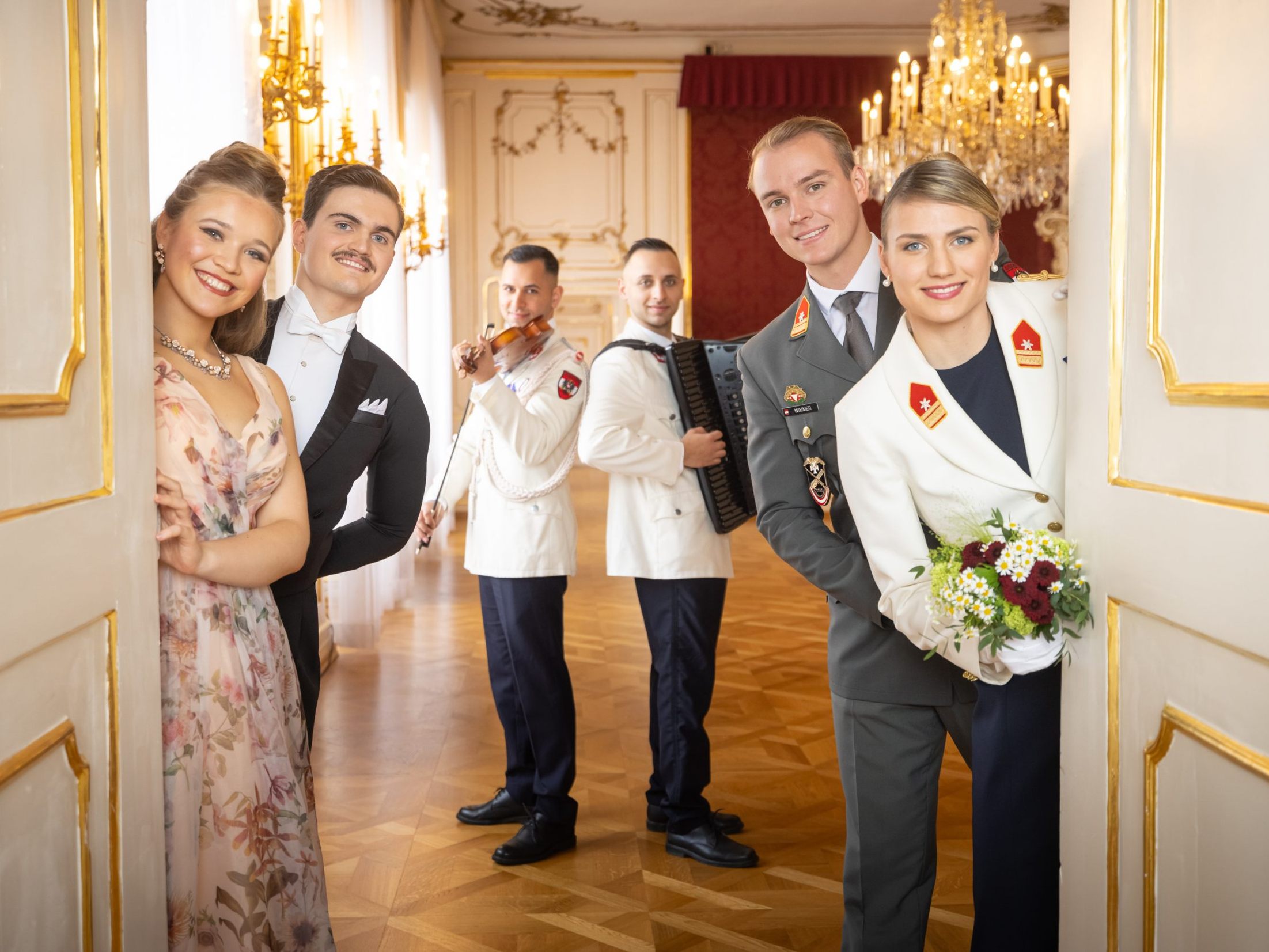 Die Offiziere laden zum Ball in die Hofburg.