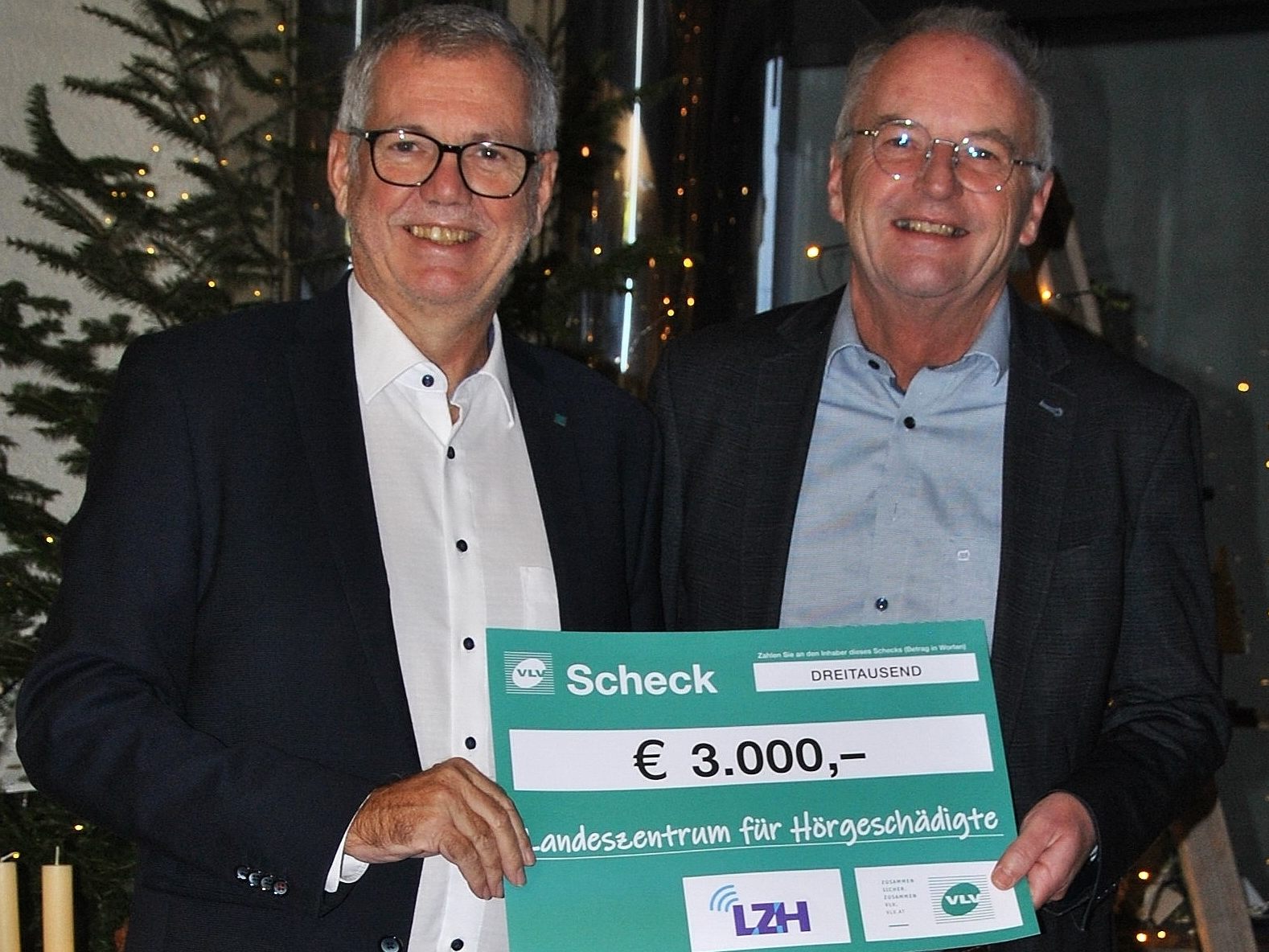 Robert Sturn von der VLV übergab vergangene Woche den Spendenscheck an Johannes Mathis.